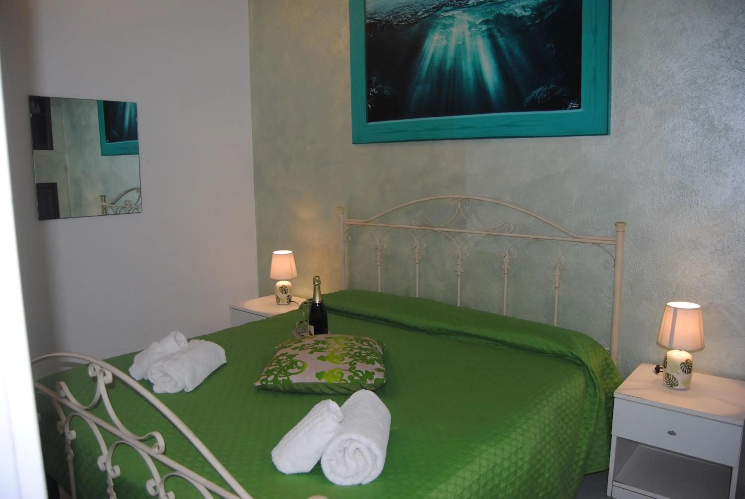 Bed in SANTA VENERE Apartments "PARCHEGGIO interno MOTO-AUTO" Ricarica auto Elettriche
