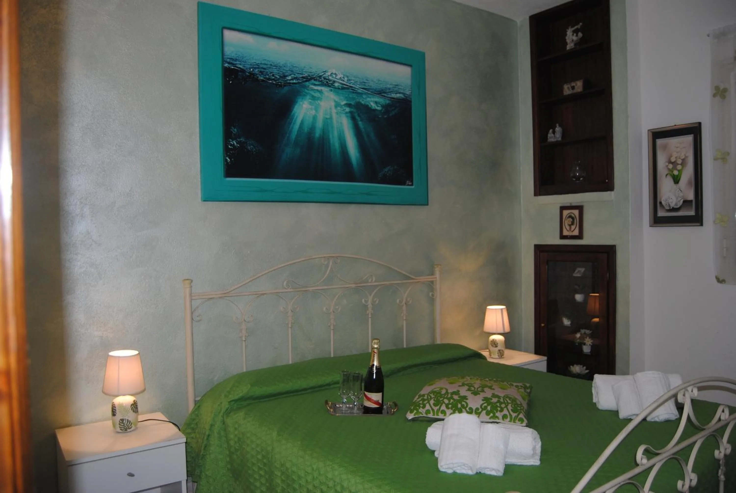 Bed in SANTA VENERE Apartments "PARCHEGGIO interno MOTO-AUTO" Ricarica auto Elettriche