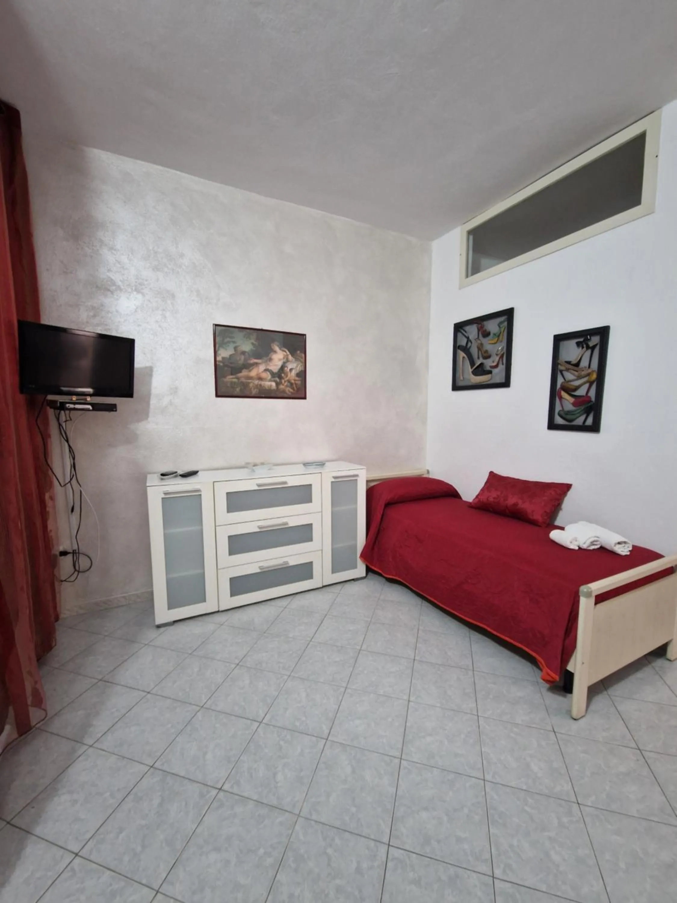 Bed in SANTA VENERE Apartments "PARCHEGGIO interno MOTO-AUTO" Ricarica auto Elettriche