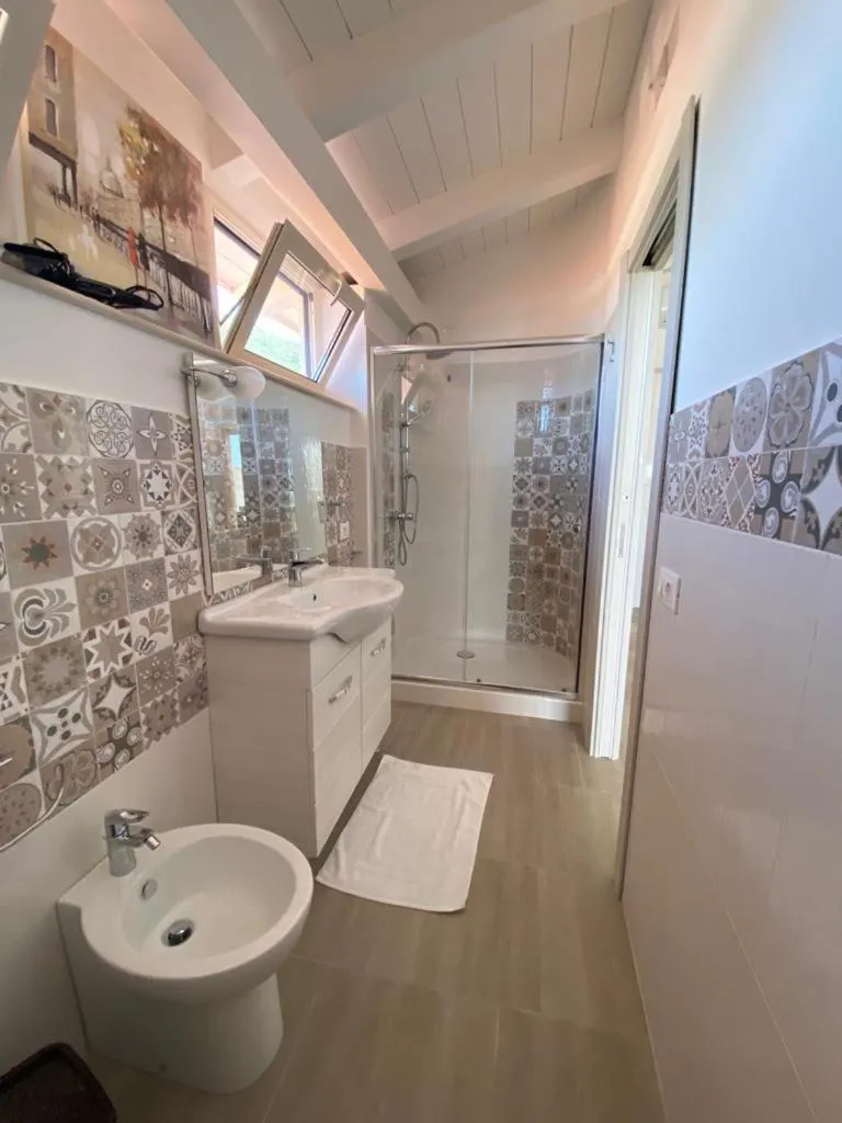 Shower in SANTA VENERE Apartments "PARCHEGGIO interno MOTO-AUTO" Ricarica auto Elettriche