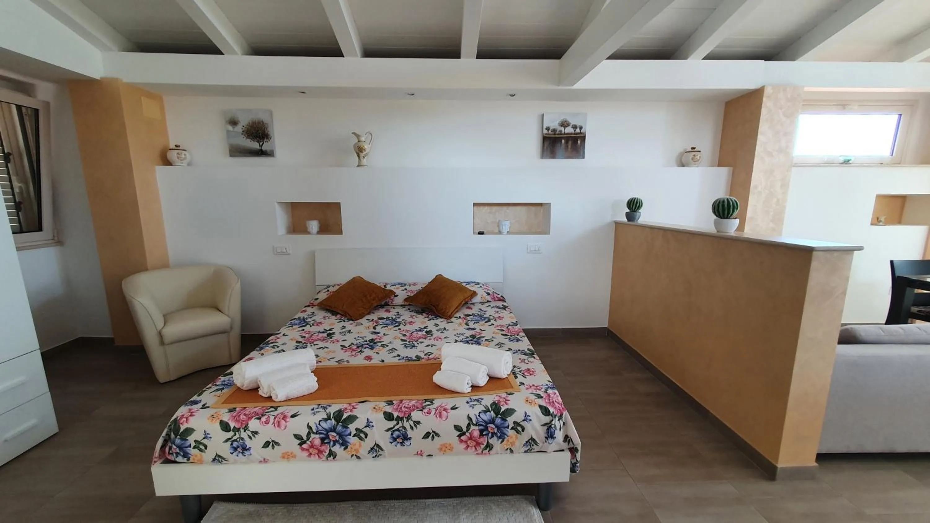 Bed in SANTA VENERE Apartments "PARCHEGGIO interno MOTO-AUTO" Ricarica auto Elettriche