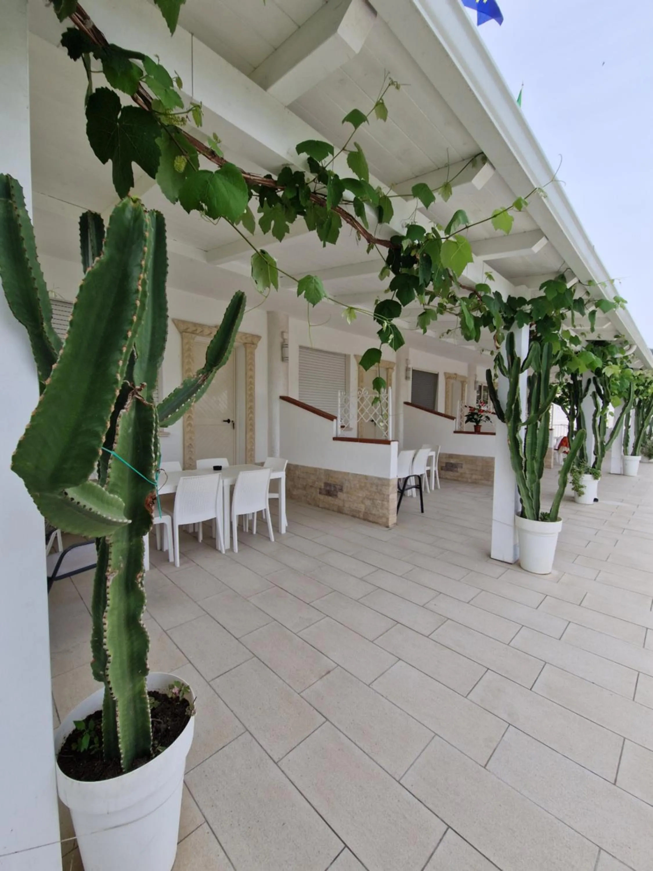 Patio in SANTA VENERE Apartments "PARCHEGGIO interno MOTO-AUTO" Ricarica auto Elettriche