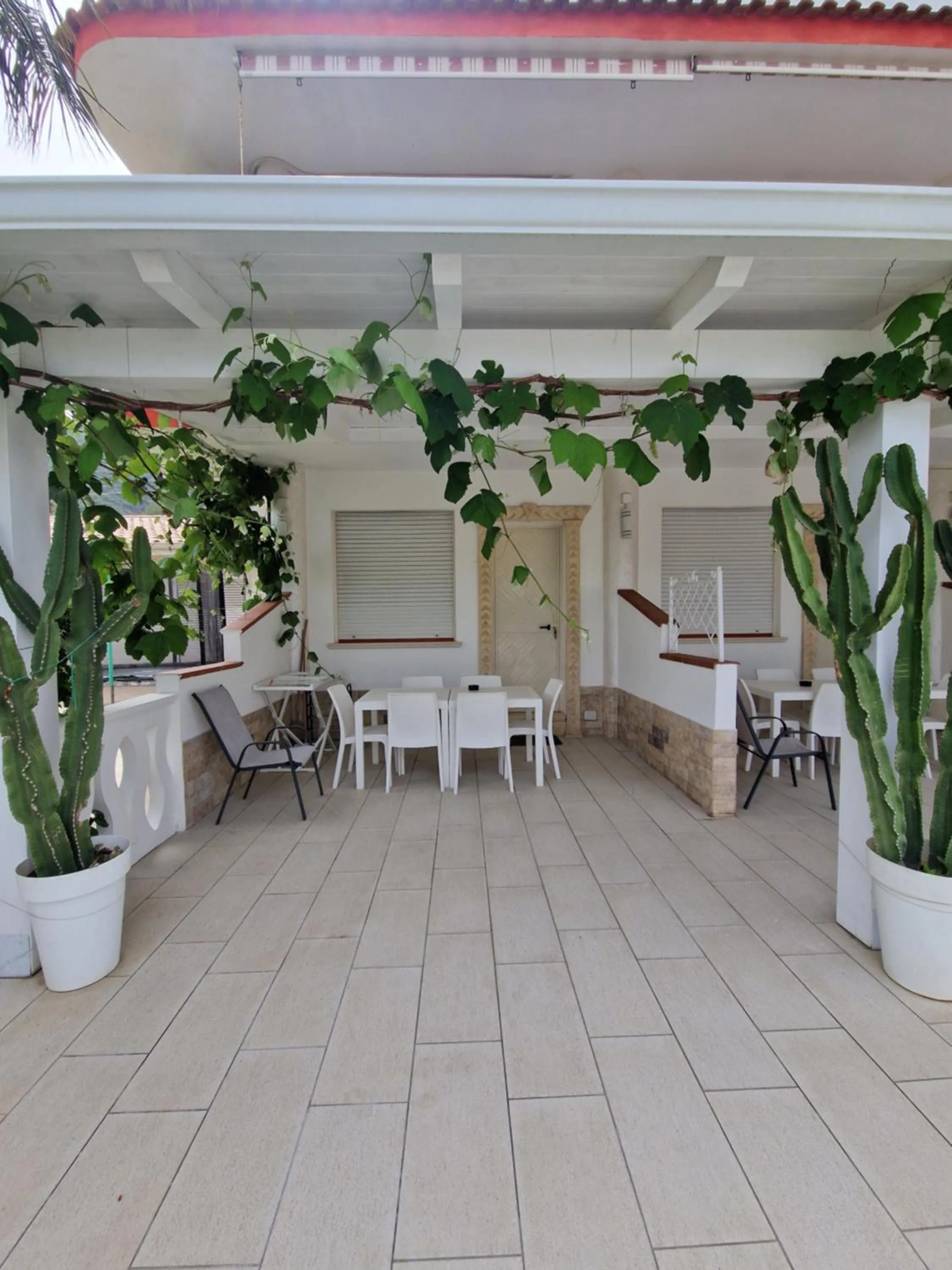 Patio in SANTA VENERE Apartments "PARCHEGGIO interno MOTO-AUTO" Ricarica auto Elettriche