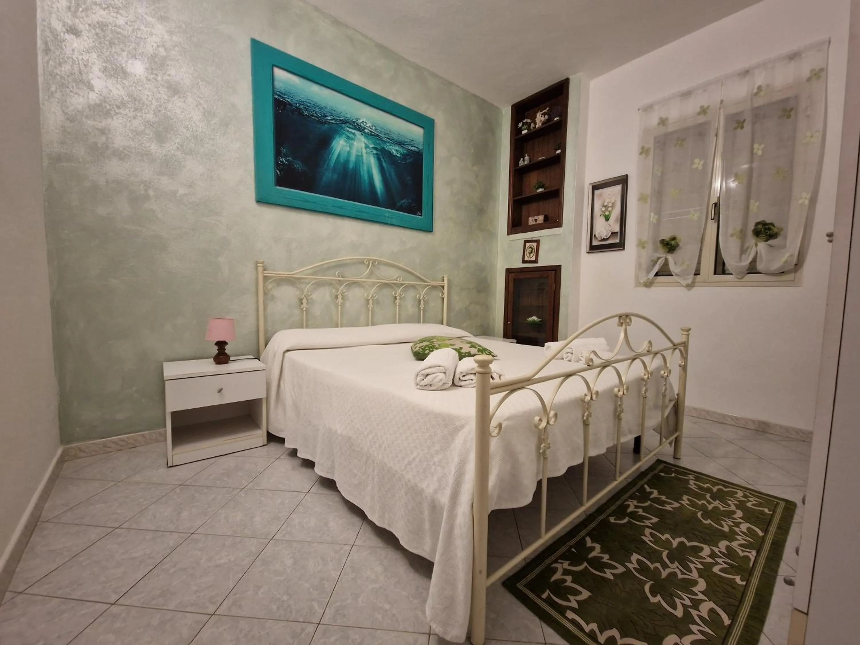 Bed in SANTA VENERE Apartments "PARCHEGGIO interno MOTO-AUTO" Ricarica auto Elettriche