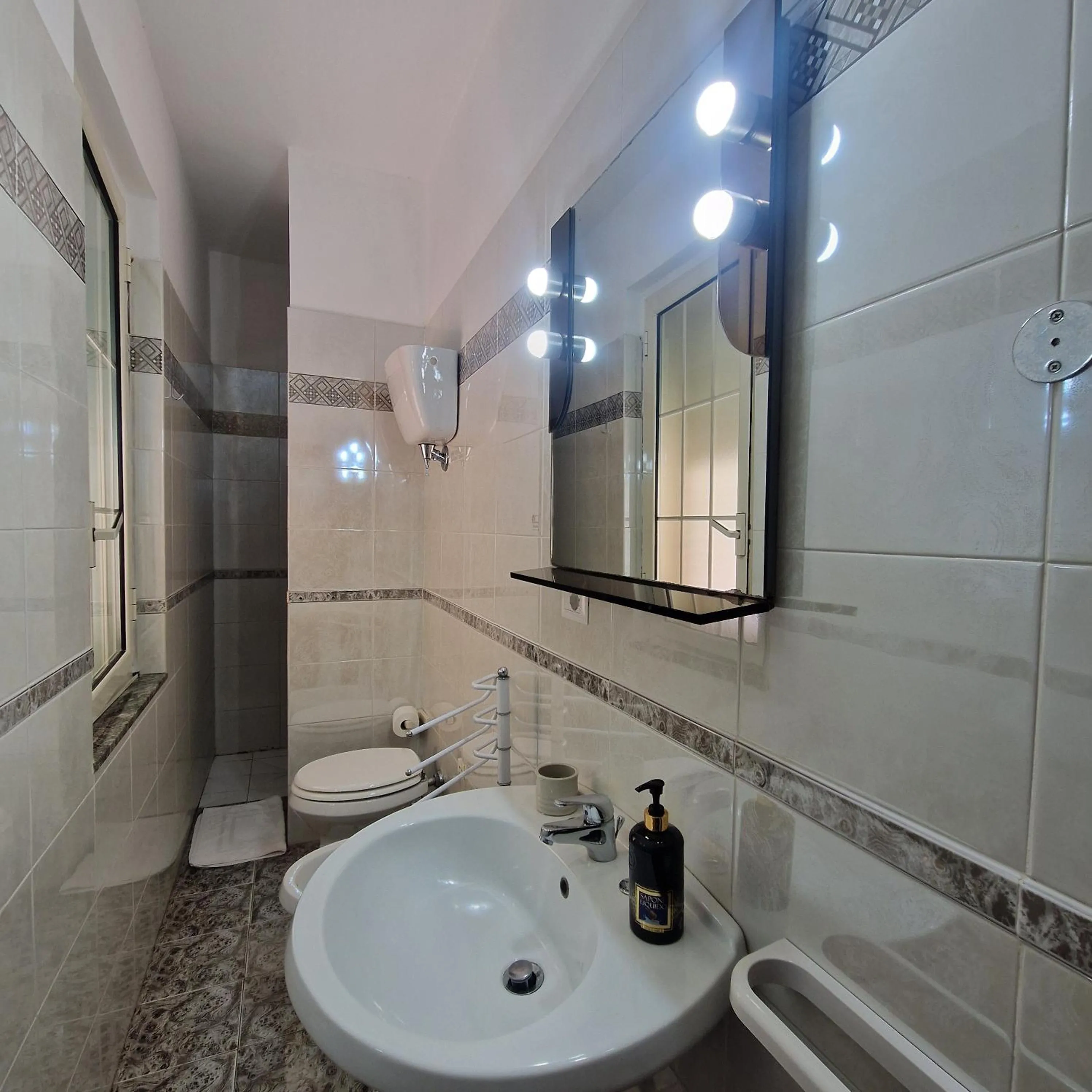 Toilet in SANTA VENERE Apartments "PARCHEGGIO interno MOTO-AUTO" Ricarica auto Elettriche