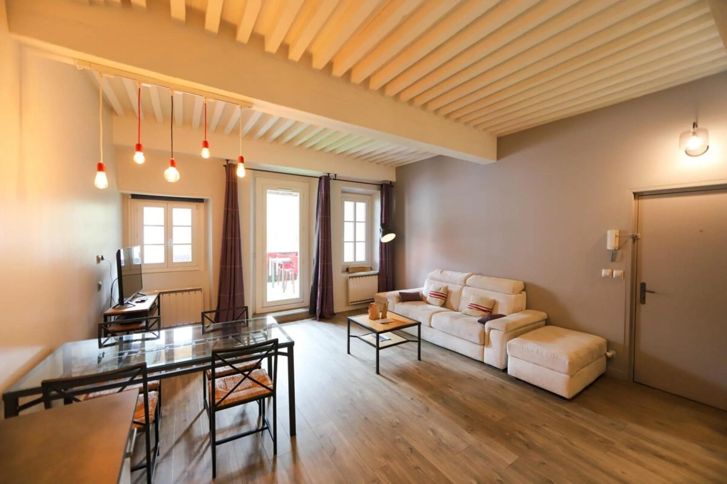 Bed in 55 m2 Apart with big terrace in Annecy downtown