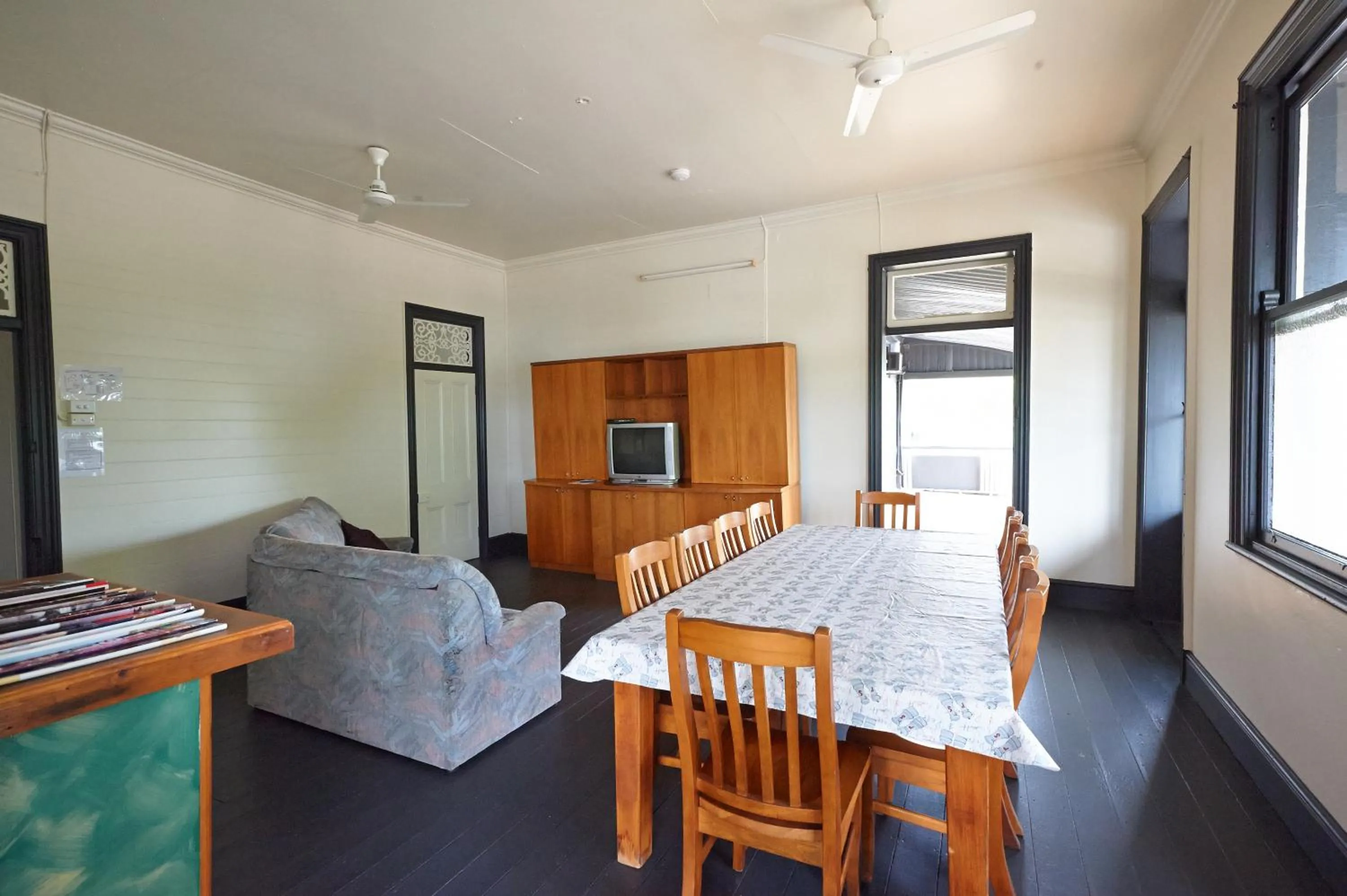 Communal lounge/ TV room in Commercial Hotel