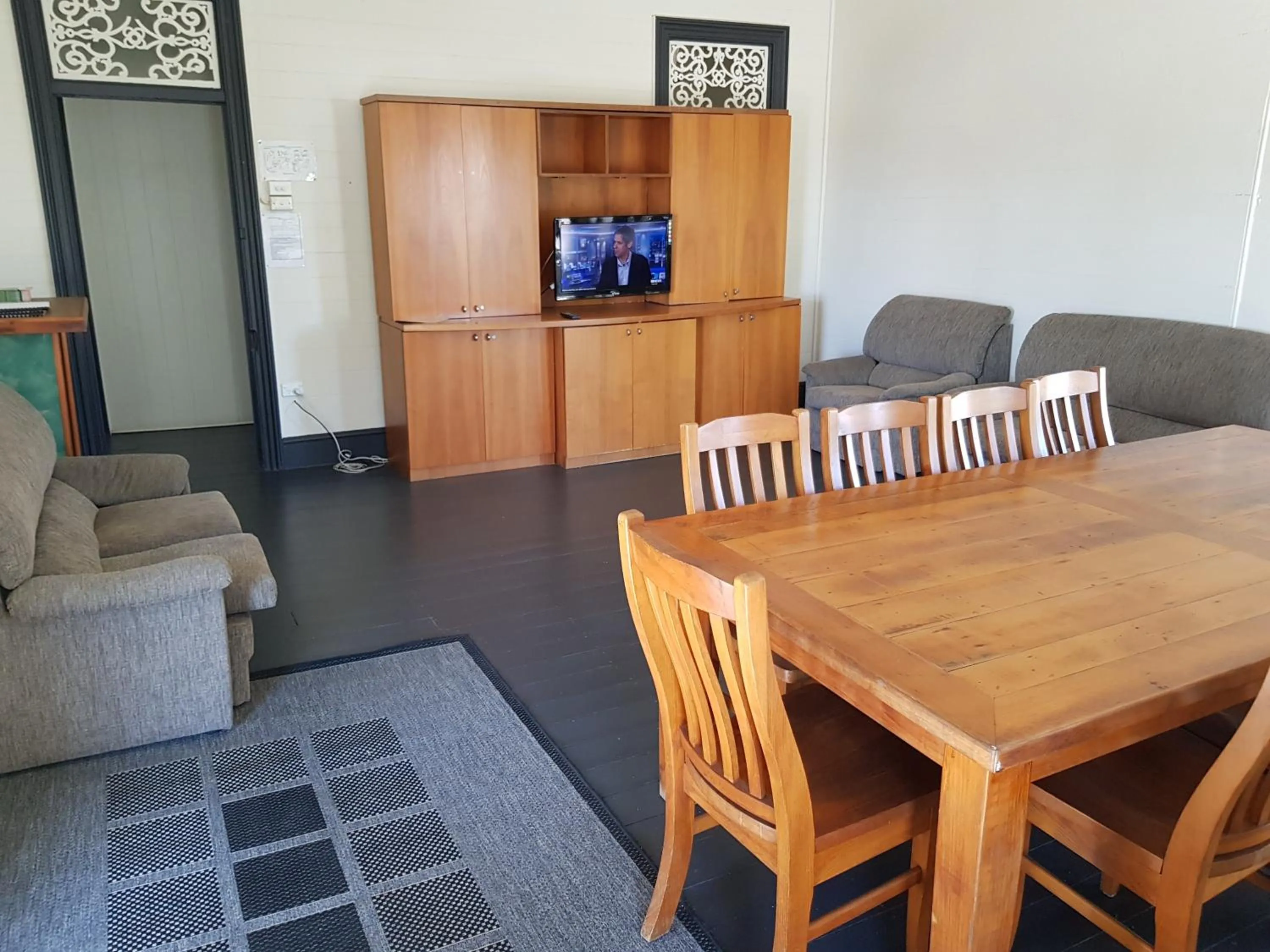 Communal lounge/ TV room in Commercial Hotel