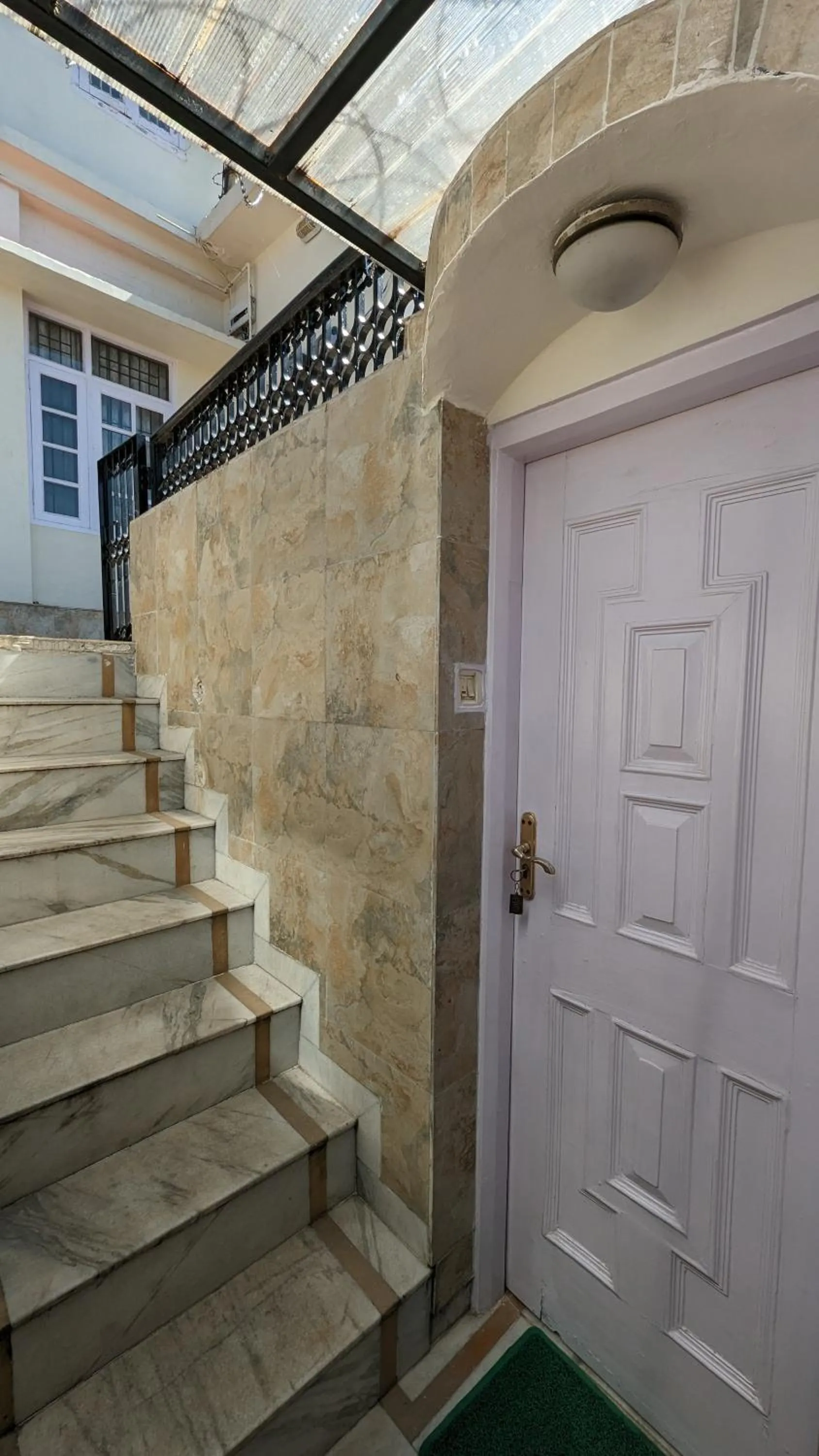 Facade/entrance in The Thistle Lodge