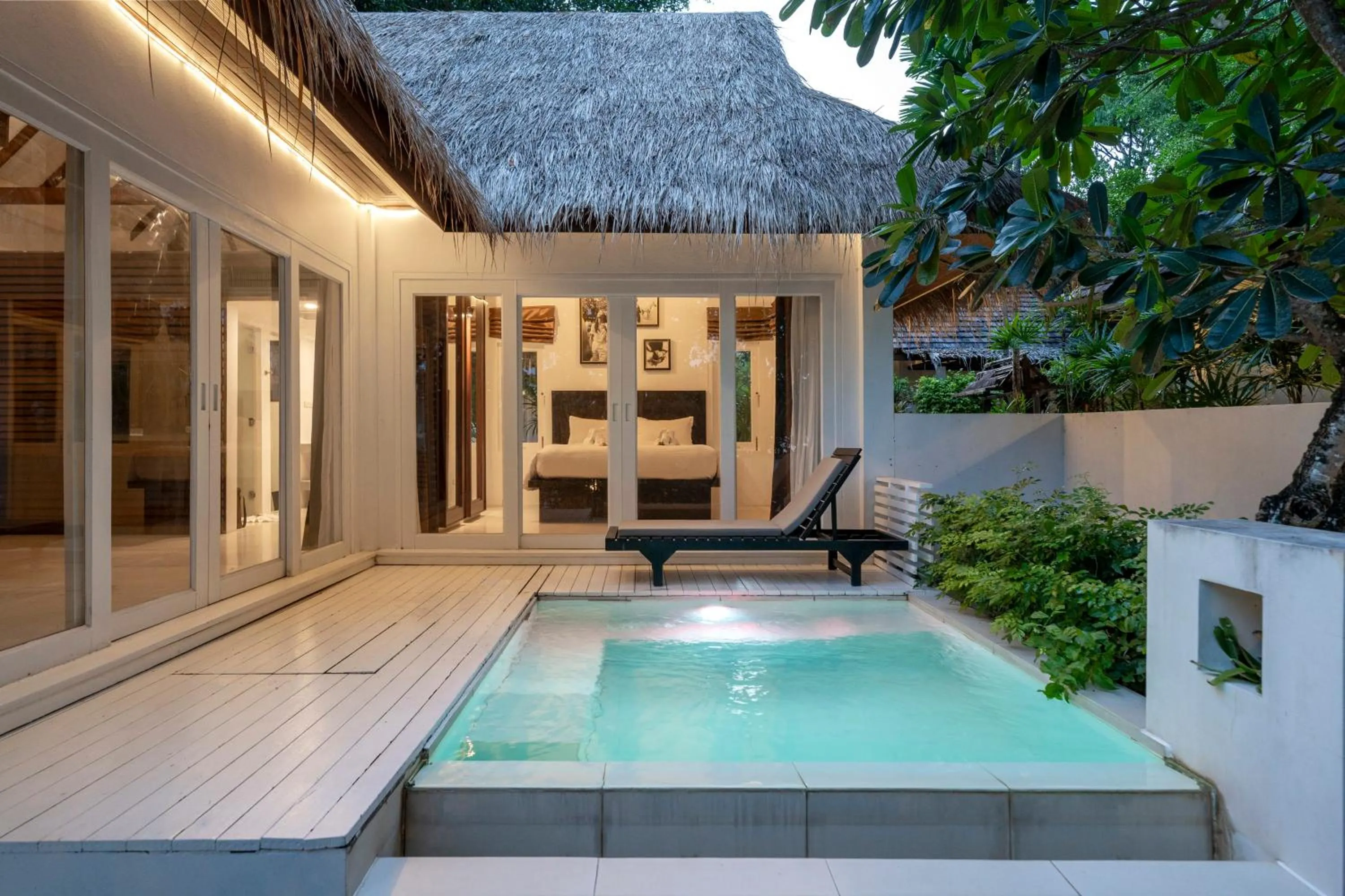 Swimming pool in Zara Beach Resort Koh Samui