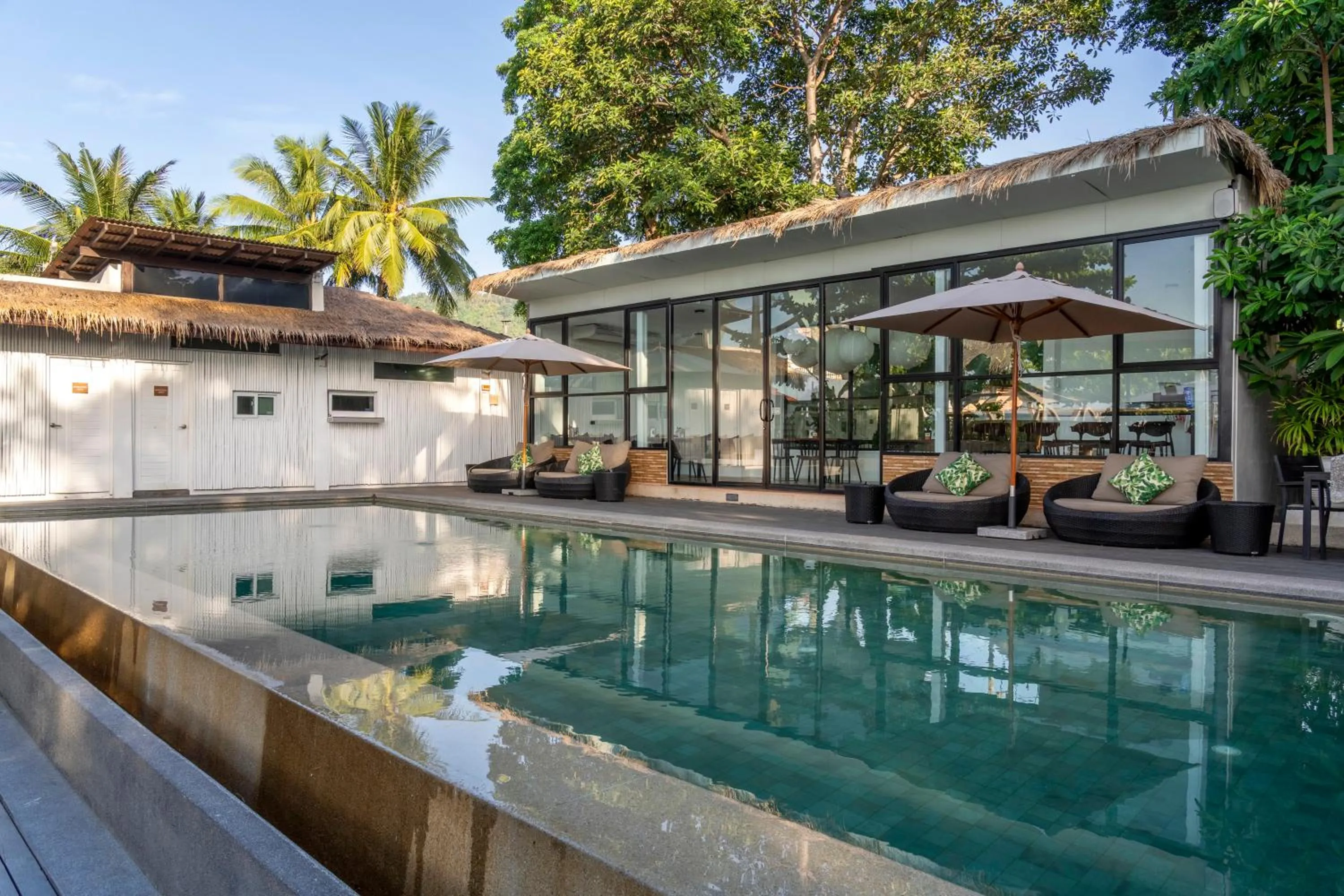 Swimming pool in Zara Beach Resort Koh Samui