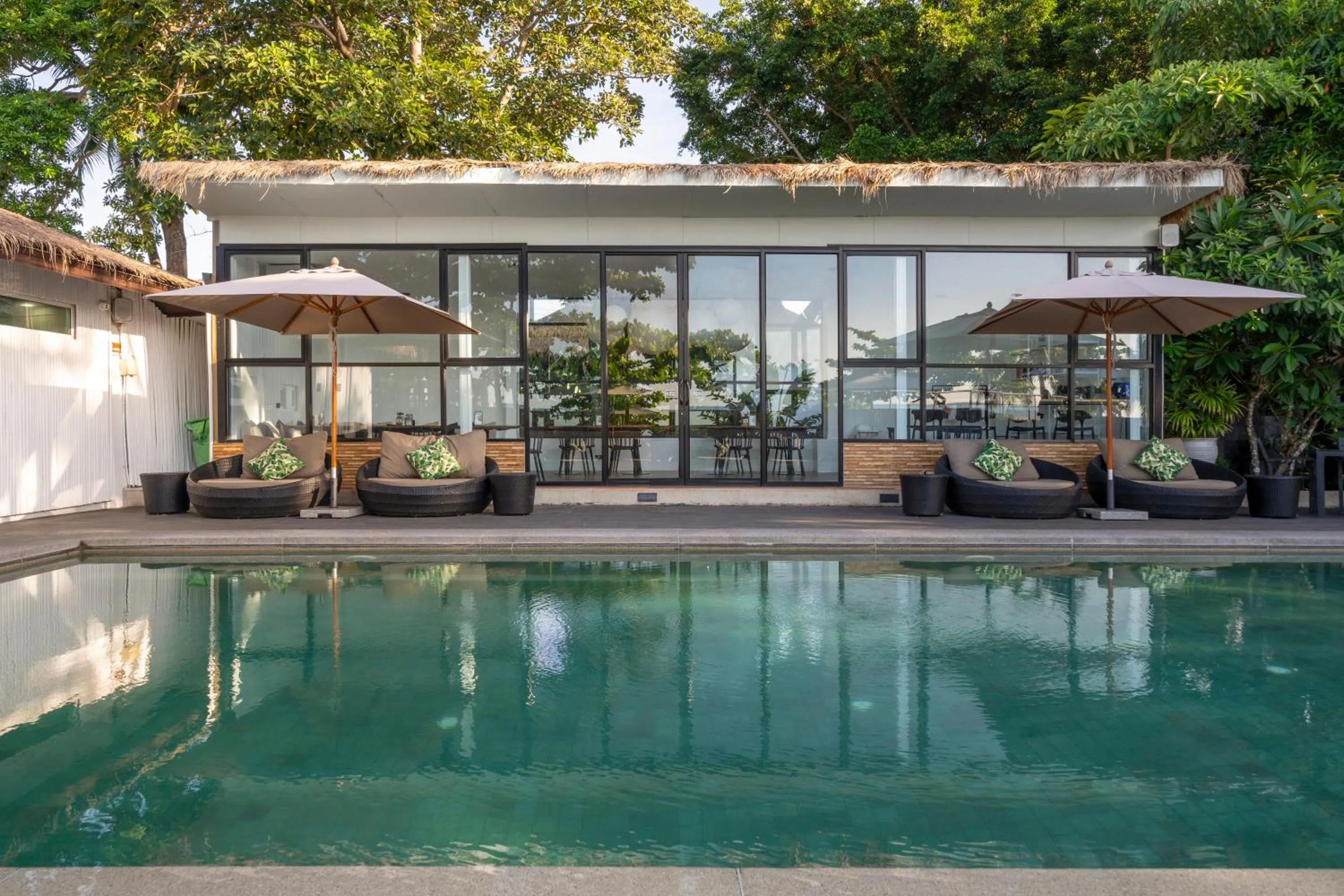 Swimming pool in Zara Beach Resort Koh Samui