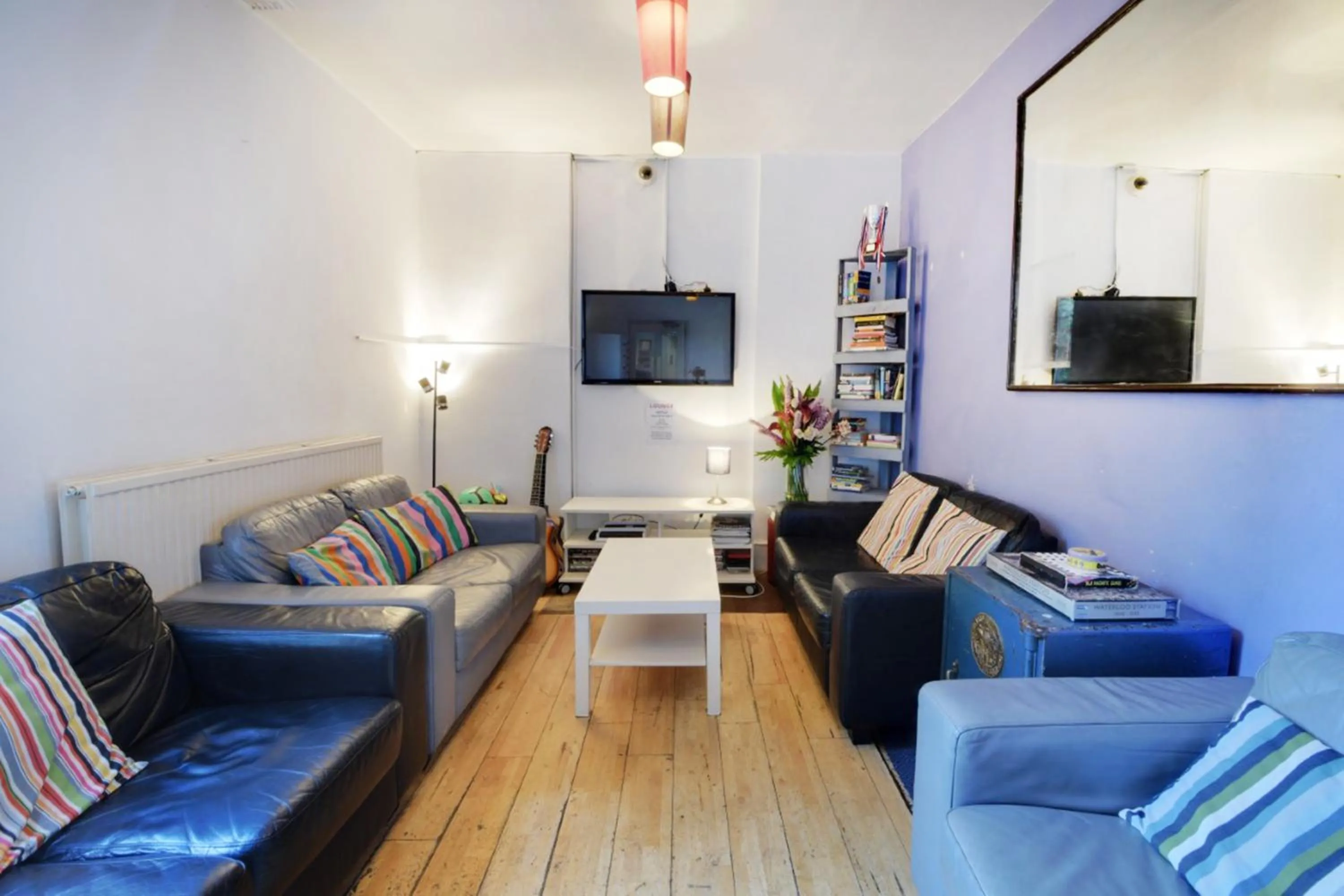 Communal lounge/ TV room in Astor Museum Hostel