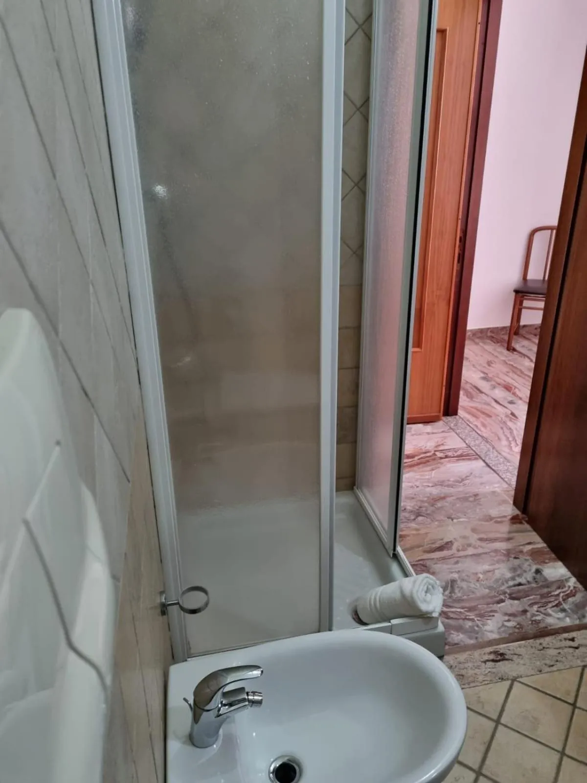 Shower in Hotel Plammas