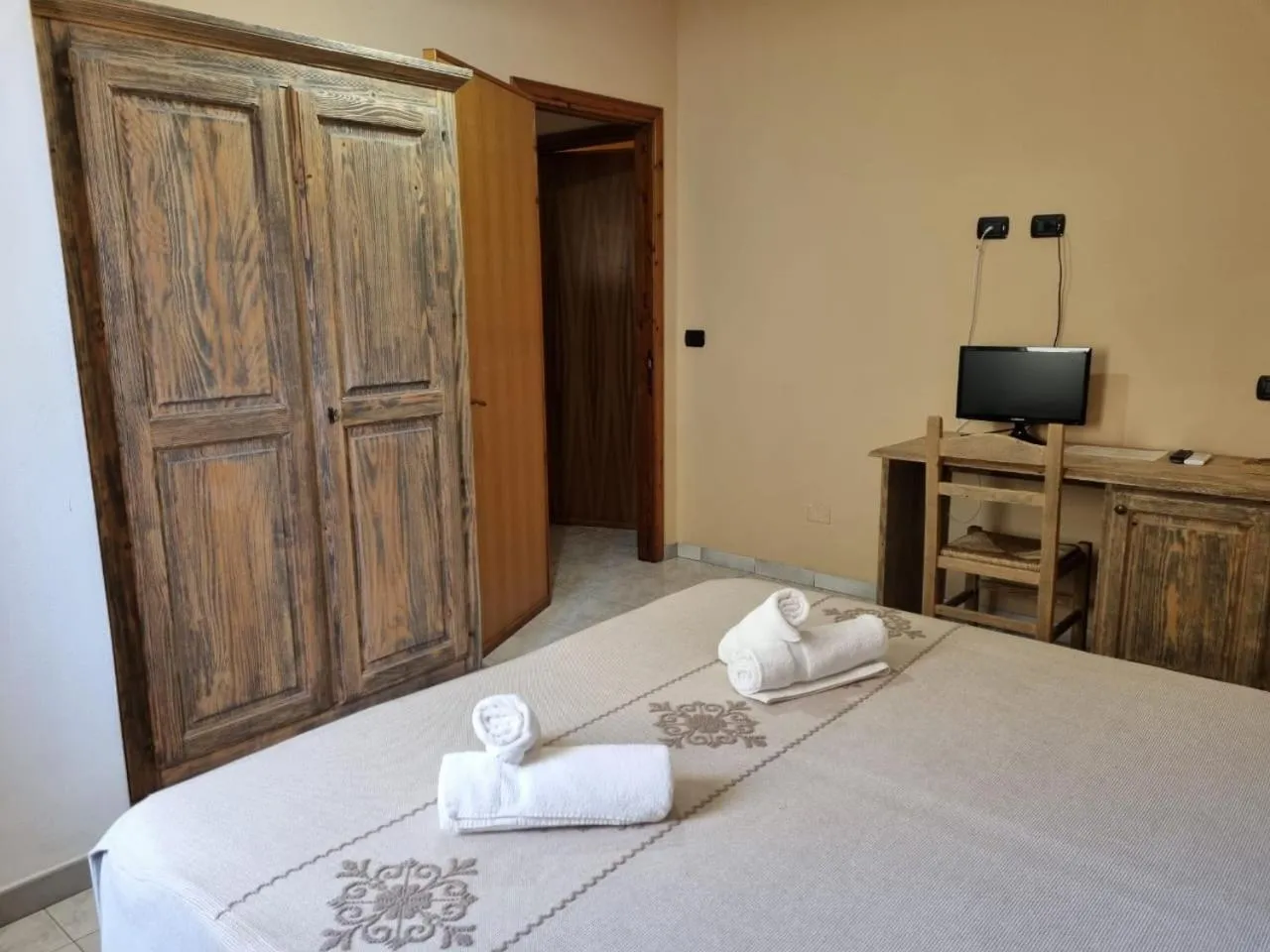 TV and multimedia, Bed in Hotel Plammas