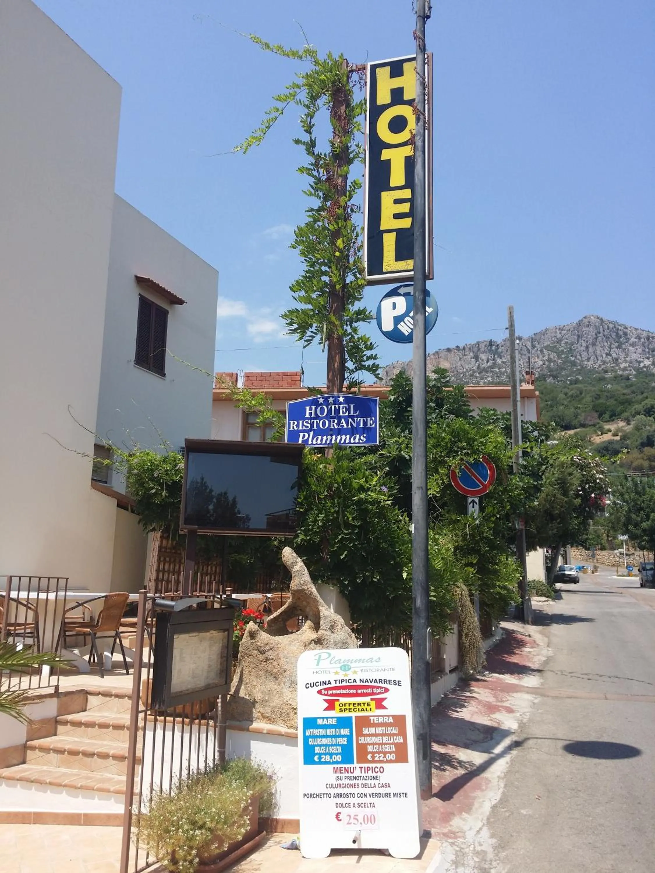 Facade/entrance in Hotel Plammas