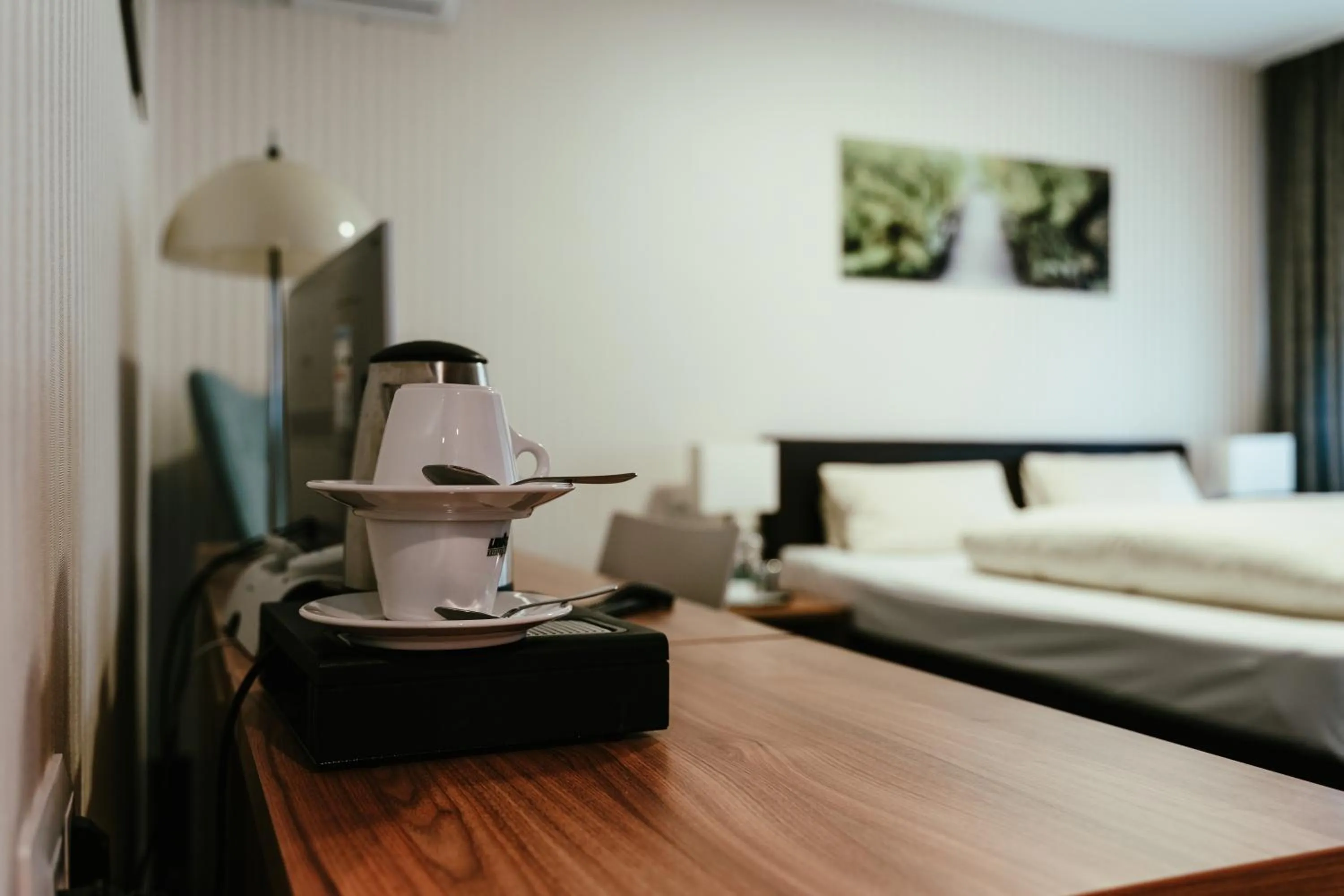 Coffee/tea facilities, Bed in Hotel Restaurant Benger