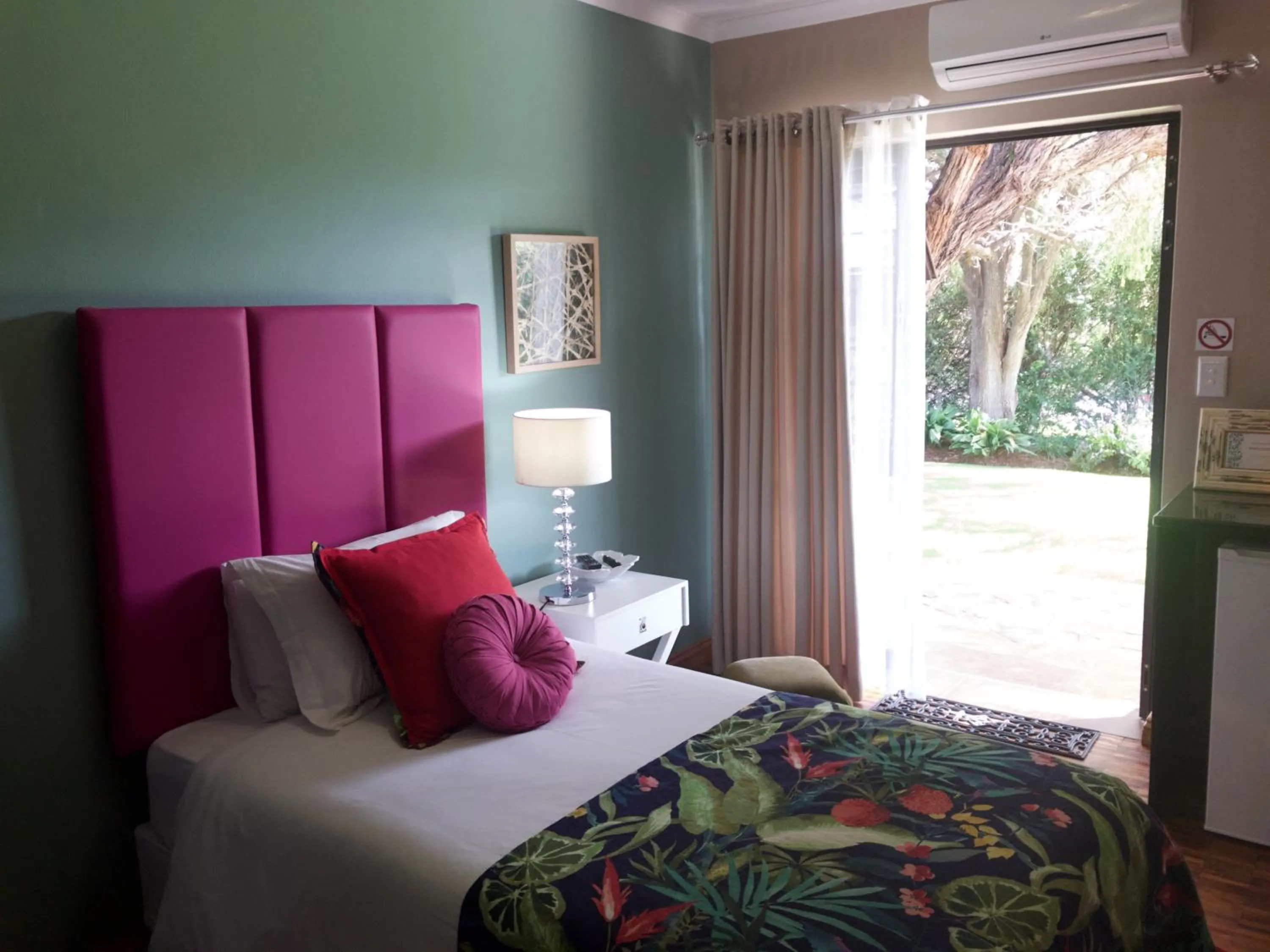 Bedroom, Bed in The Hedge Guesthouse