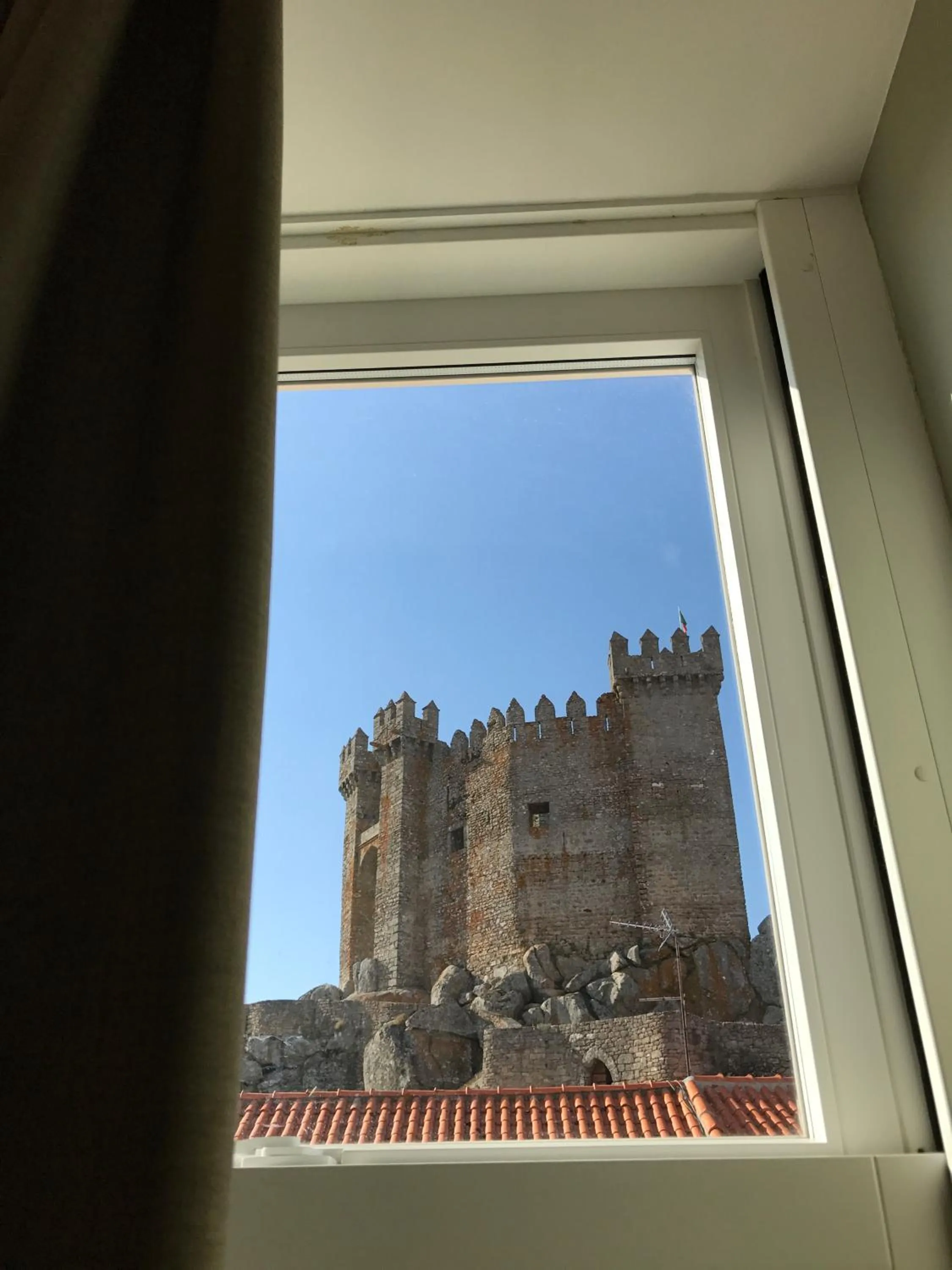 Communal lounge/ TV room in Hotel Medieval® de Penedono