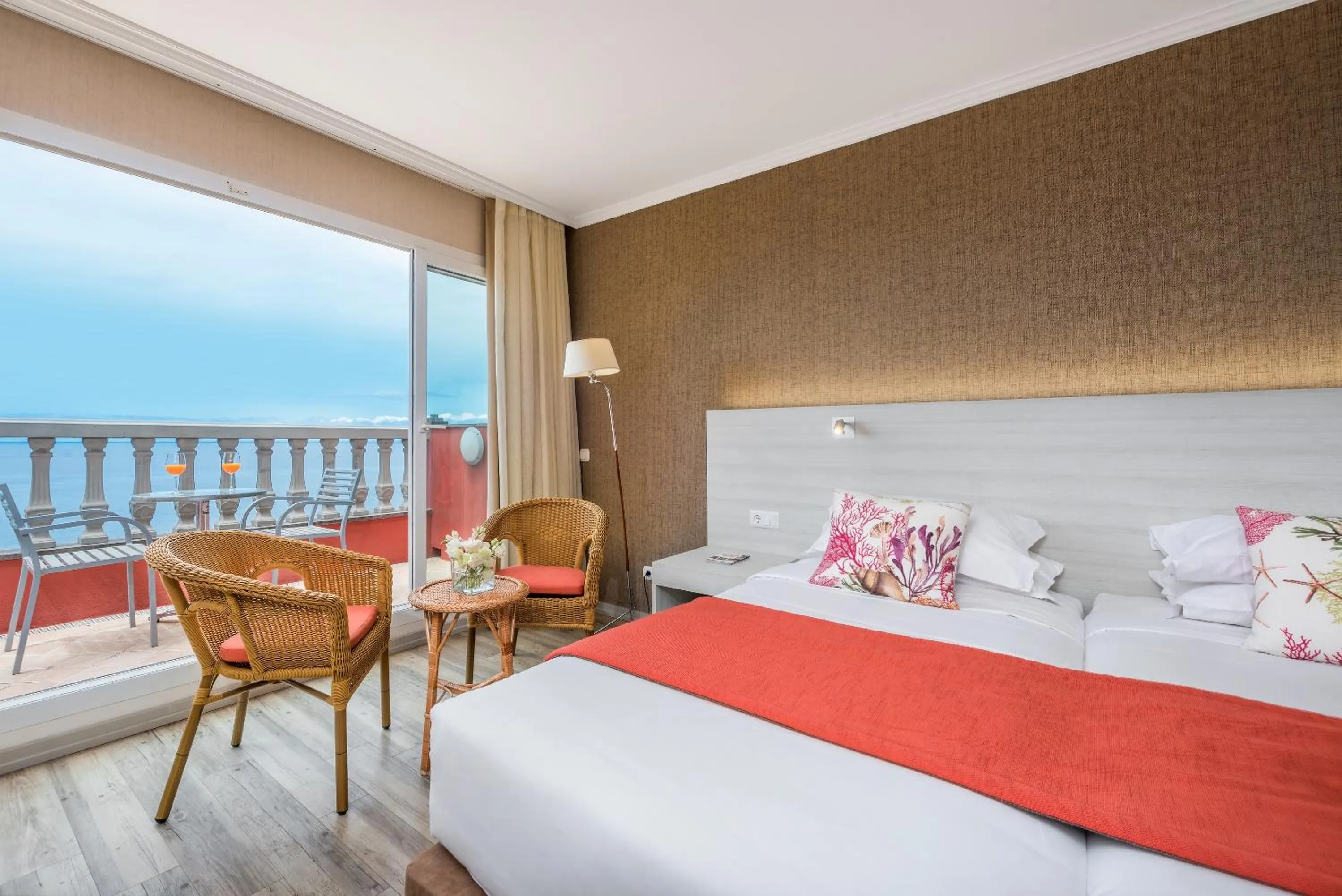 Balcony/Terrace, Bed in Enotel Sunset Bay