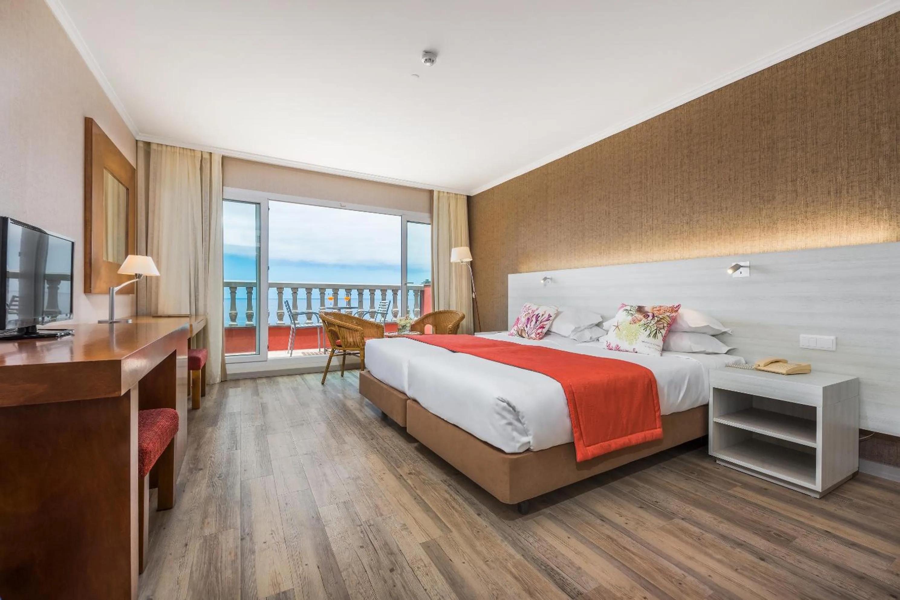 Balcony/Terrace, Bed in Enotel Sunset Bay