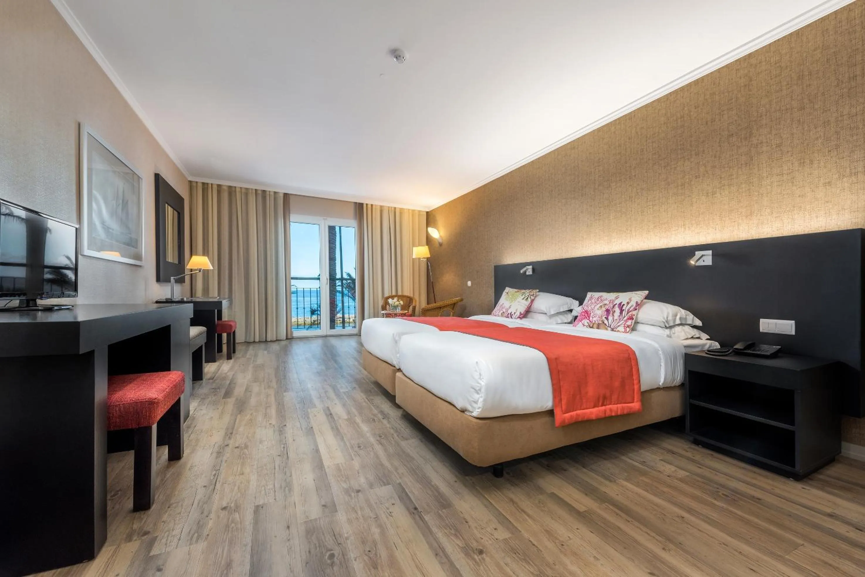 Bedroom, Bed in Enotel Sunset Bay