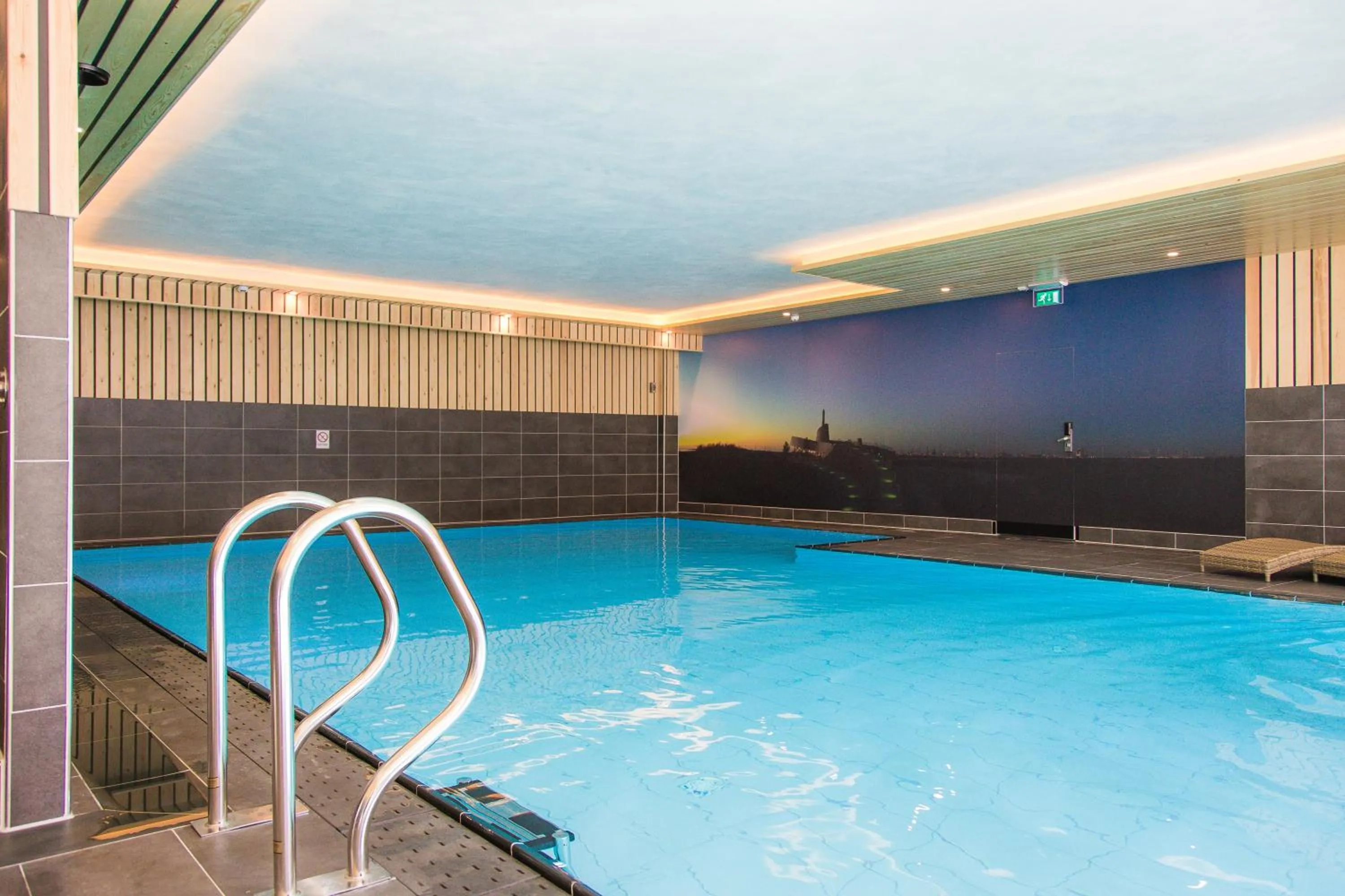 Swimming pool in Bed & Breakfast Van Marion