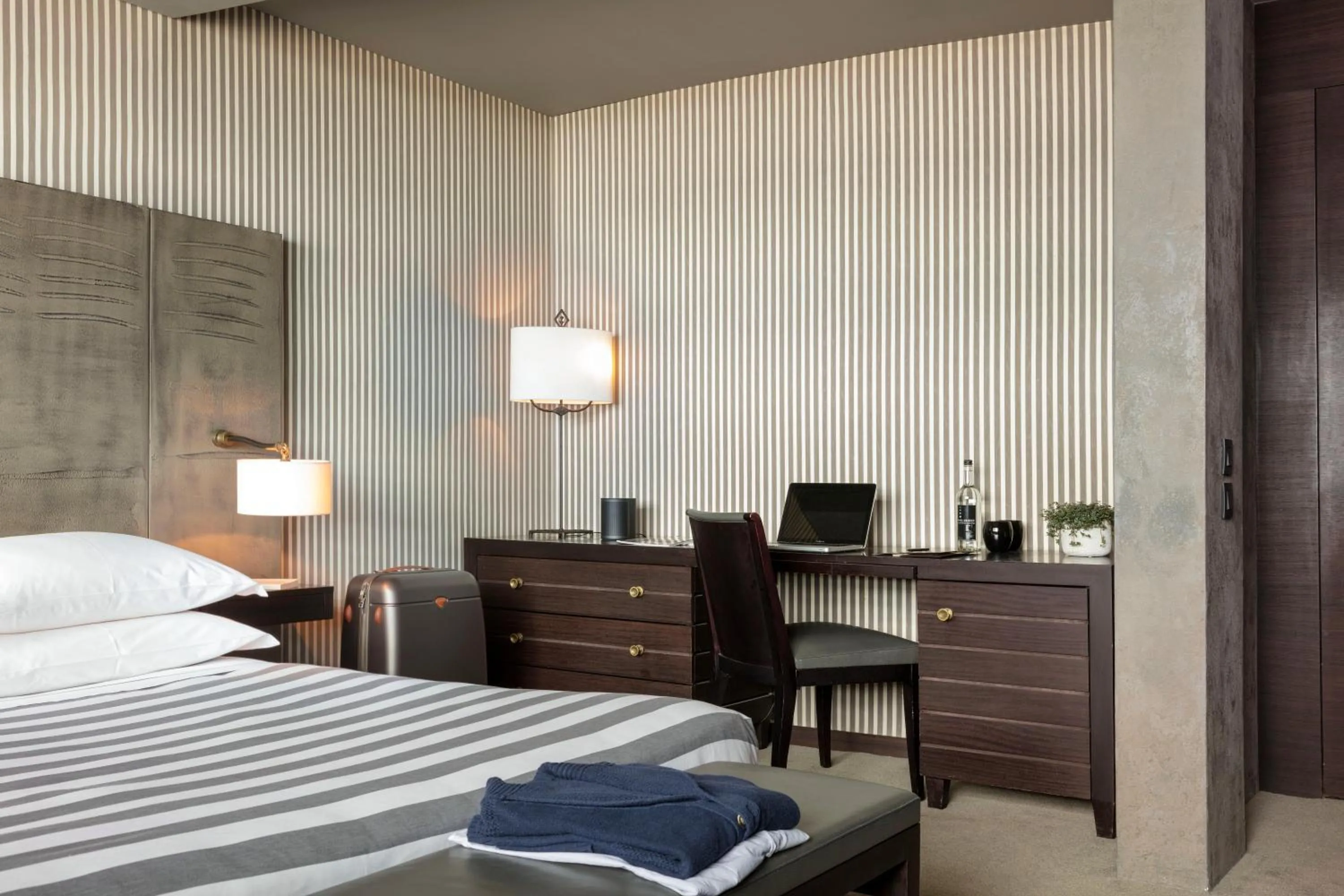 Seating area, Bed in Hotel Square