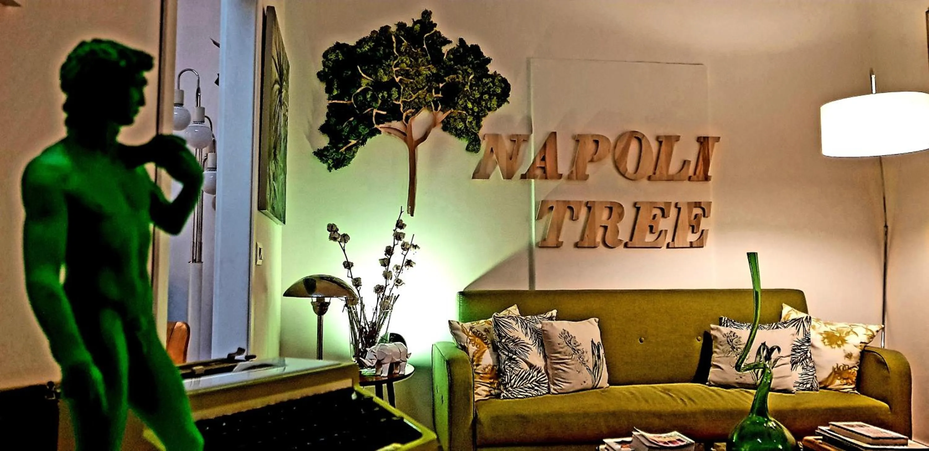 Communal lounge/ TV room in Napoli Tree - Lungomare