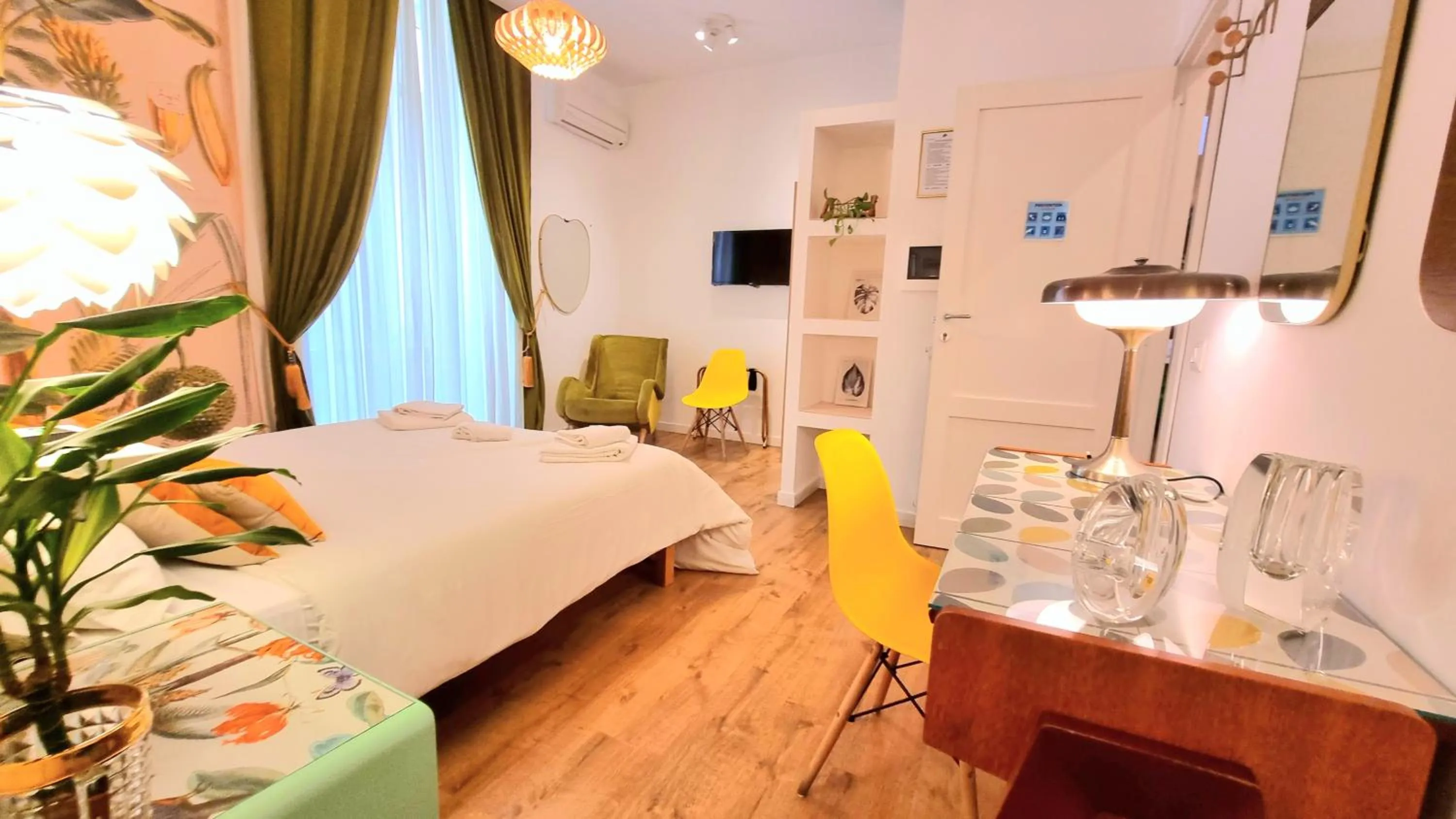 Photo of the whole room, Bed in Napoli Tree - Lungomare