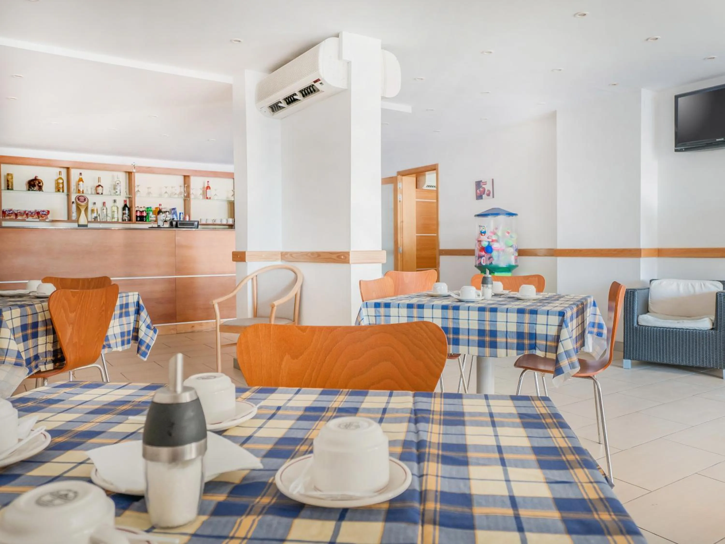 Restaurant/places to eat in Qawra Point Holiday Complex