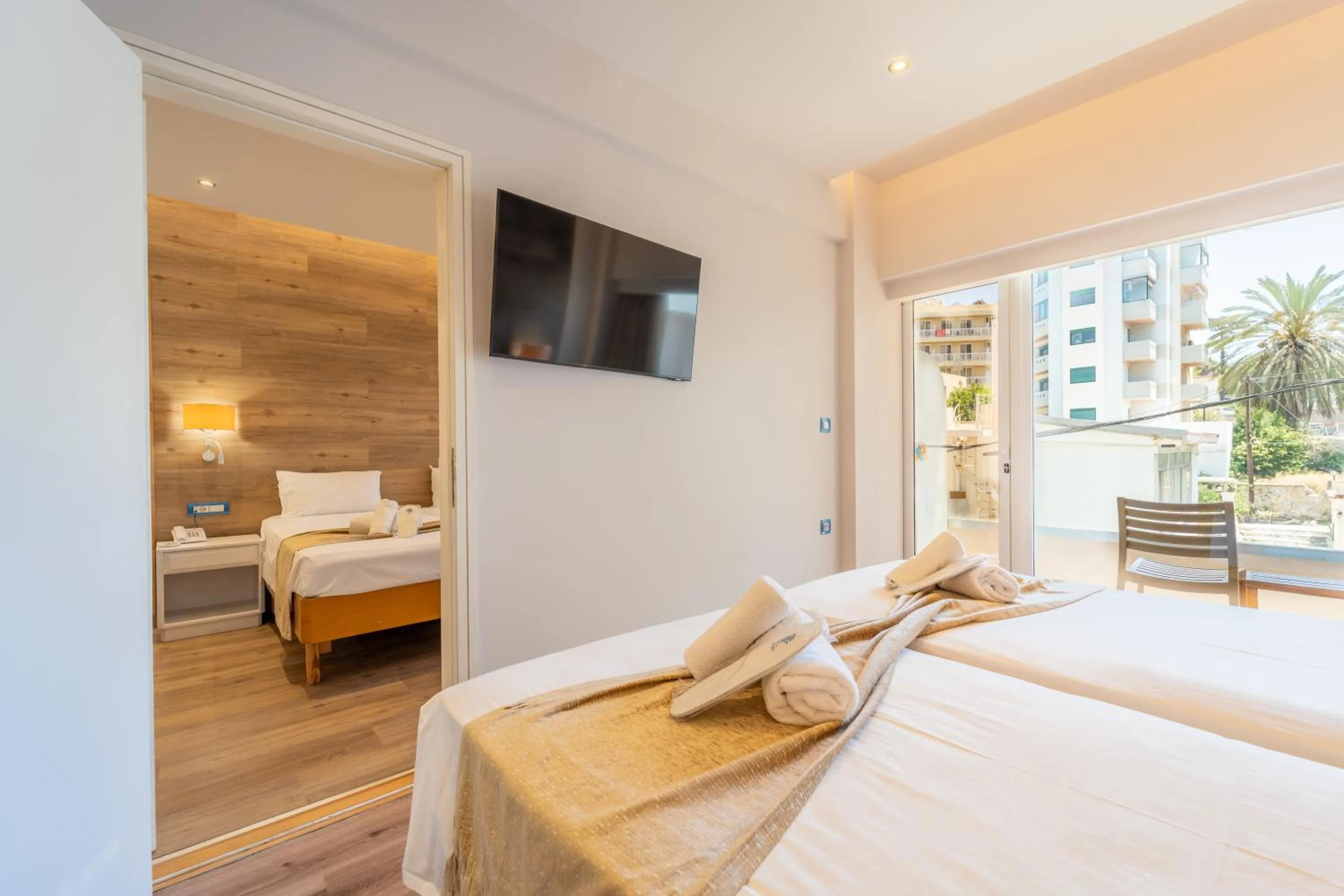 Communal lounge/ TV room, Bed in Arte Hotel