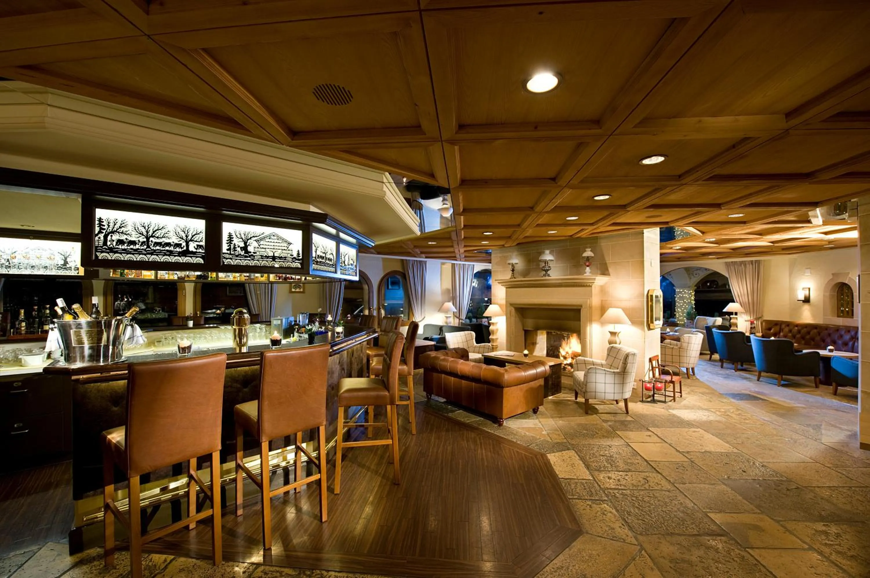 Lounge or bar in GOLFHOTEL Les Hauts de Gstaad & SPA