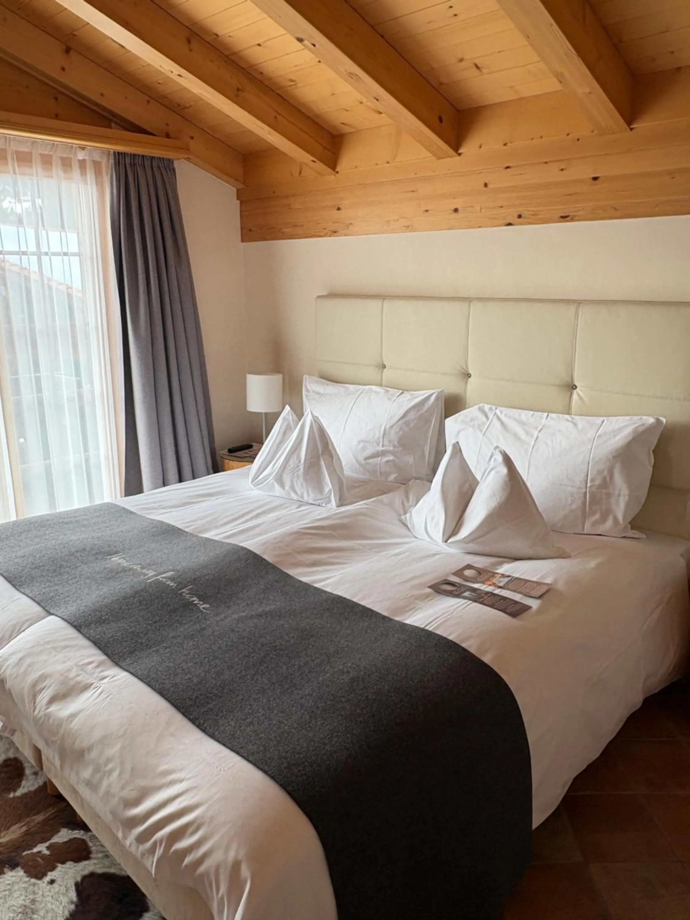 Bed in GOLFHOTEL Les Hauts de Gstaad & SPA