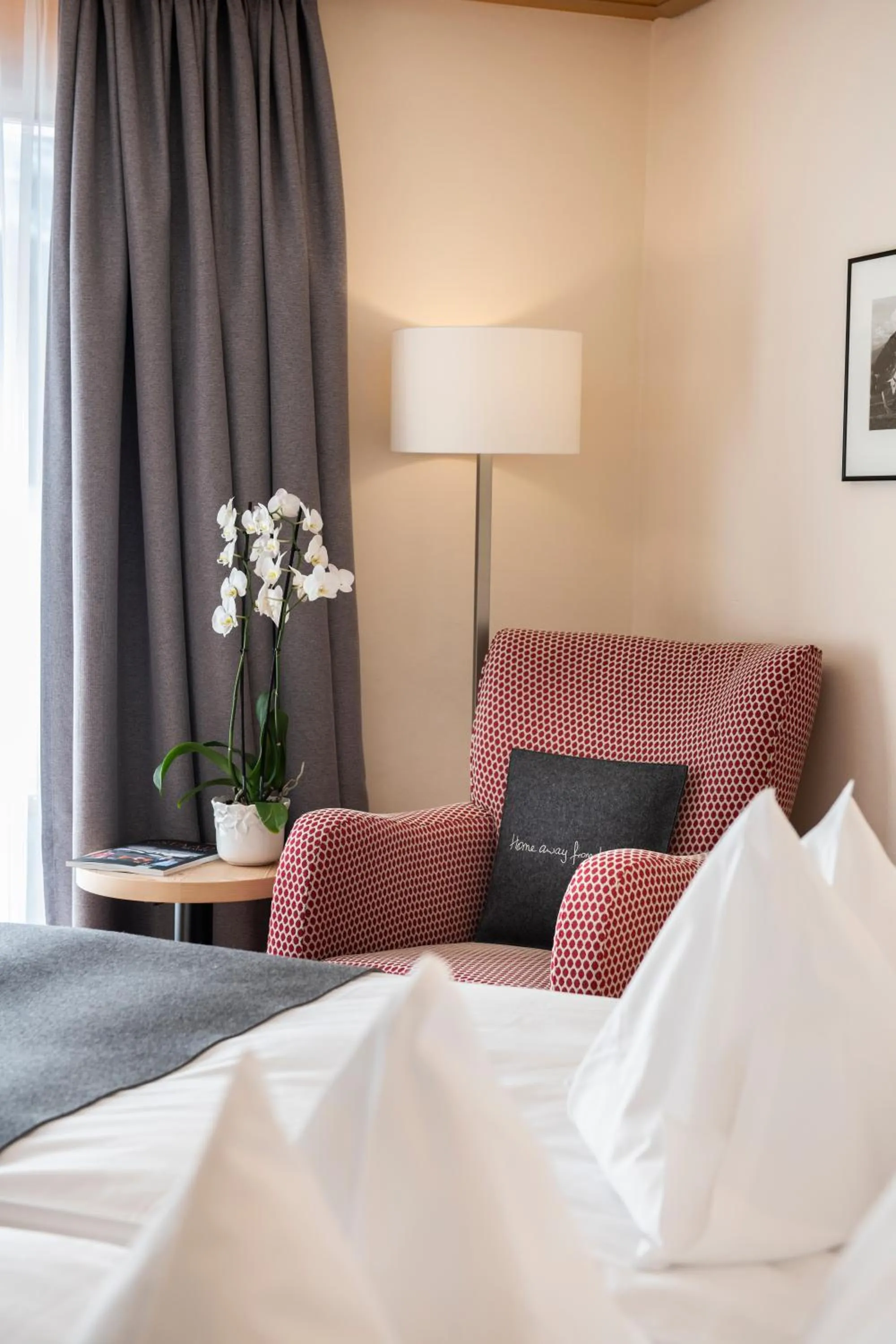 Seating area, Bed in GOLFHOTEL Les Hauts de Gstaad & SPA