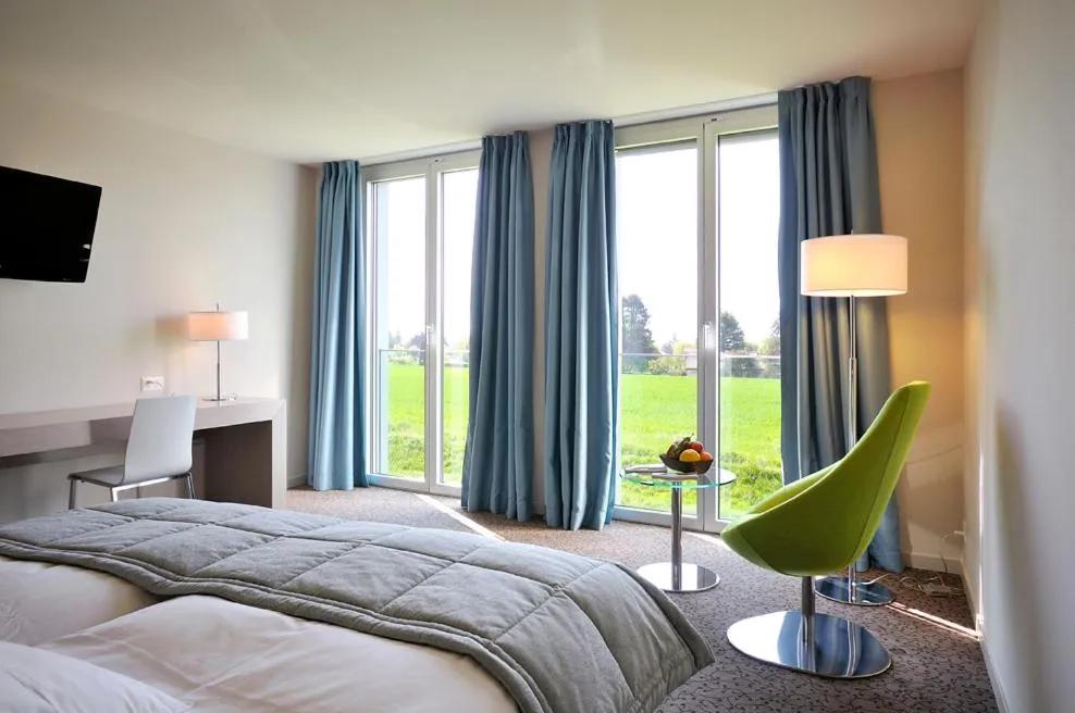 Photo of the whole room, Bed in Starling Hotel Lausanne