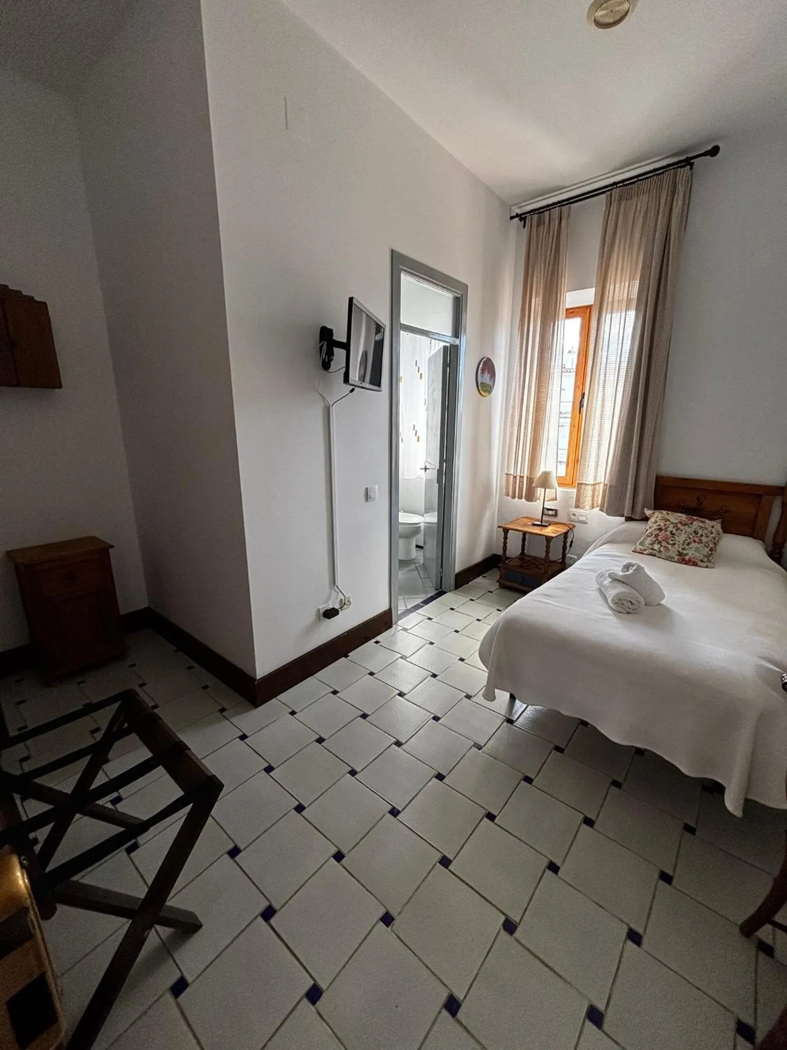 Toilet, Bed in Hotel Entreolivos