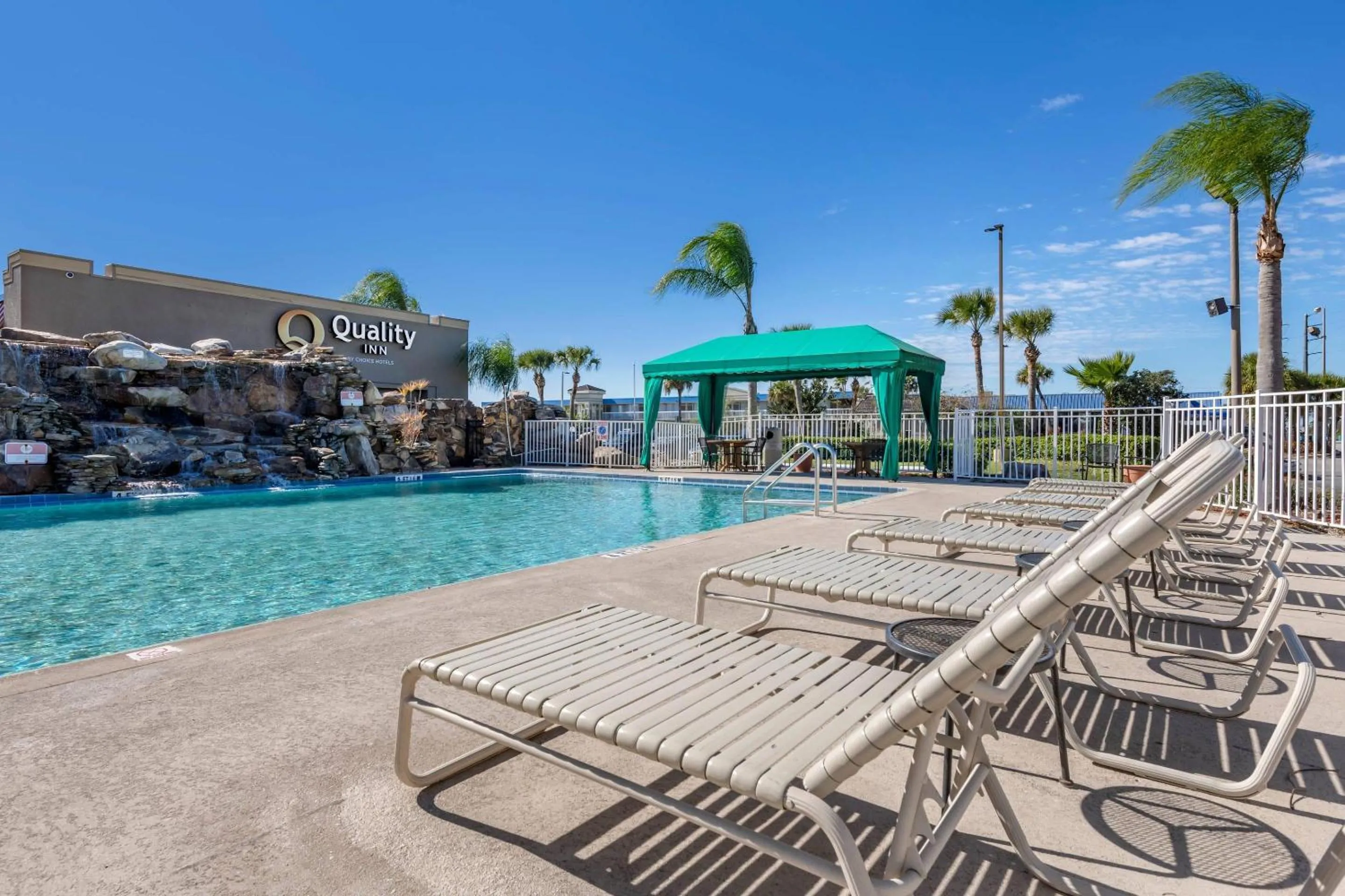 Swimming pool in Quality Inn Kennedy Space Center