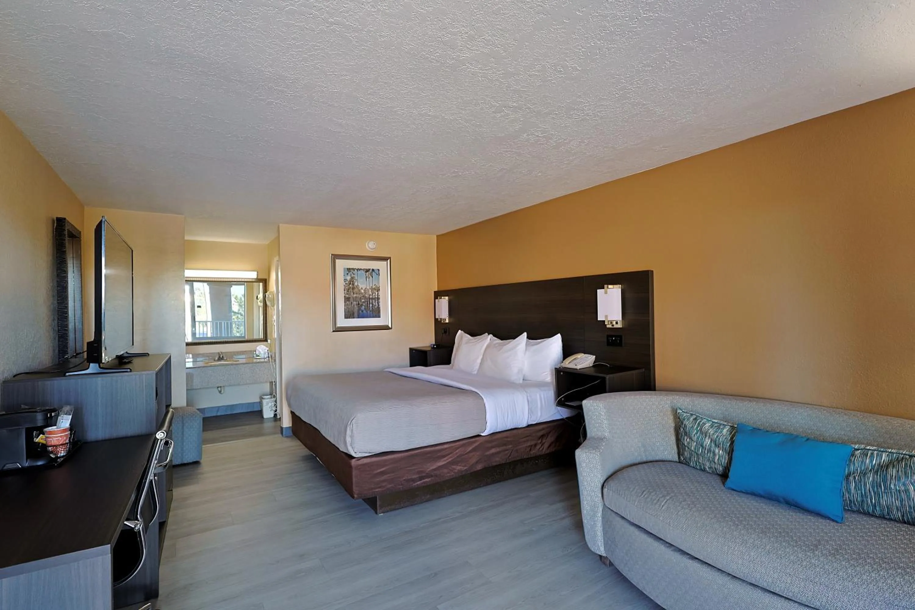 Bed in Quality Inn Kennedy Space Center