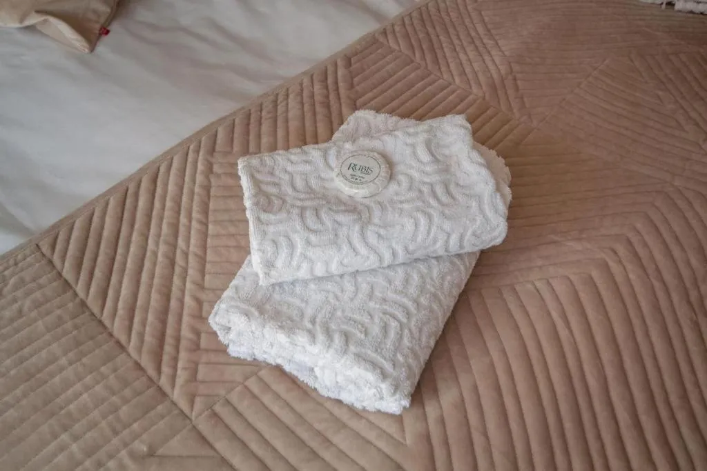 towels, Bed in Pensjonat Dawidek
