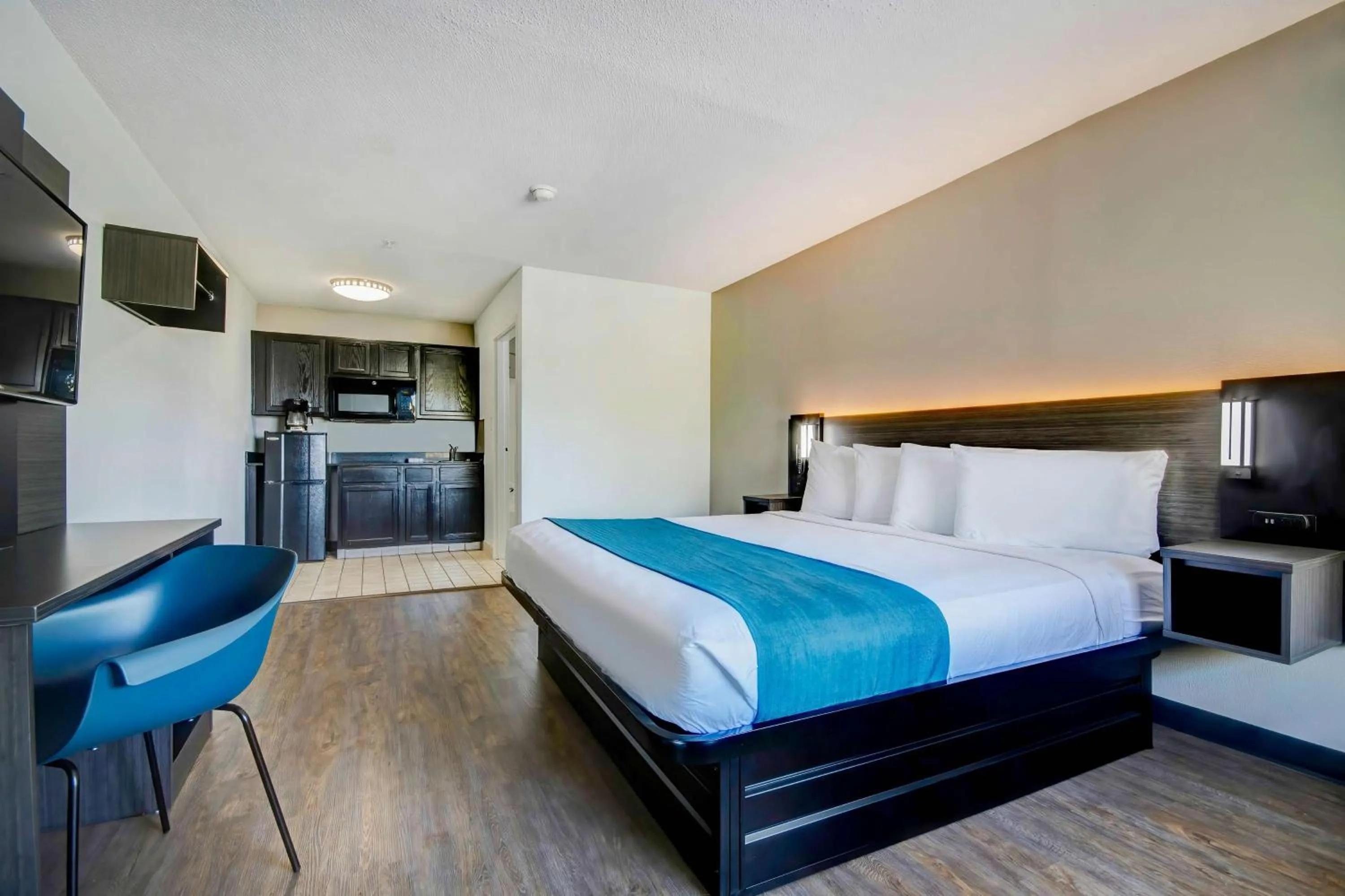 Bedroom, Bed in Studio 6-Ocean Springs, MS