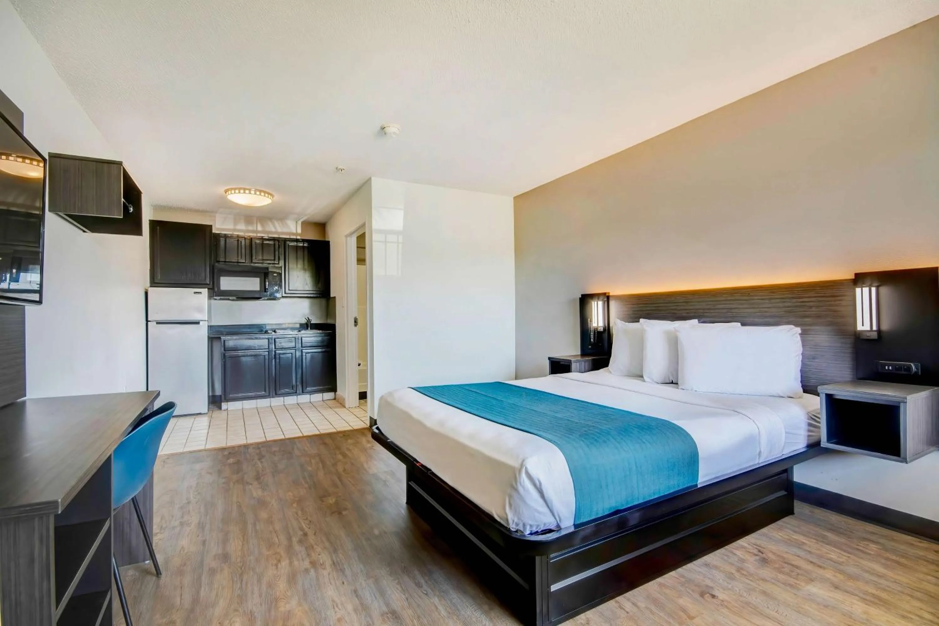 Bedroom, Bed in Studio 6-Ocean Springs, MS