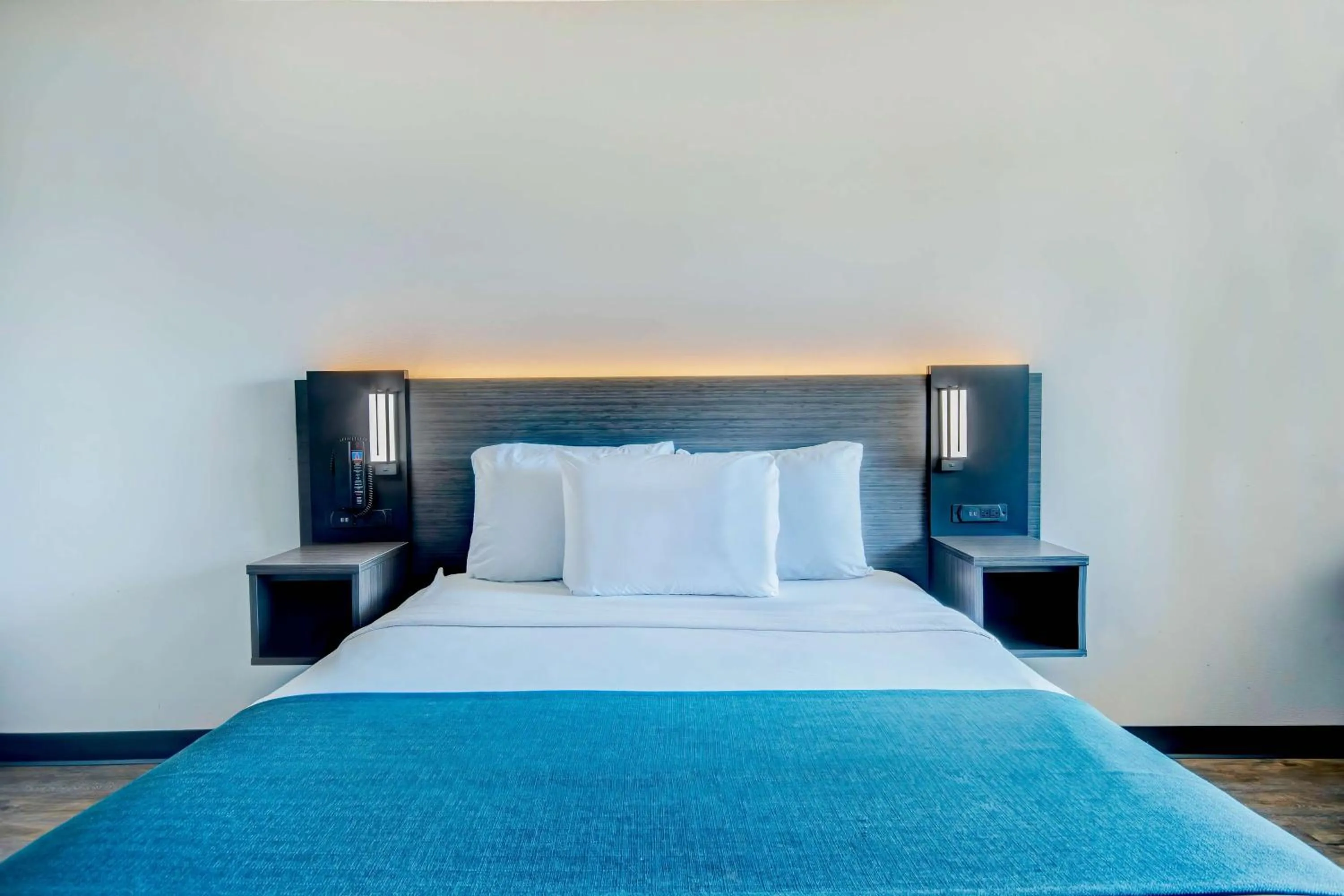 Bedroom, Bed in Studio 6-Ocean Springs, MS