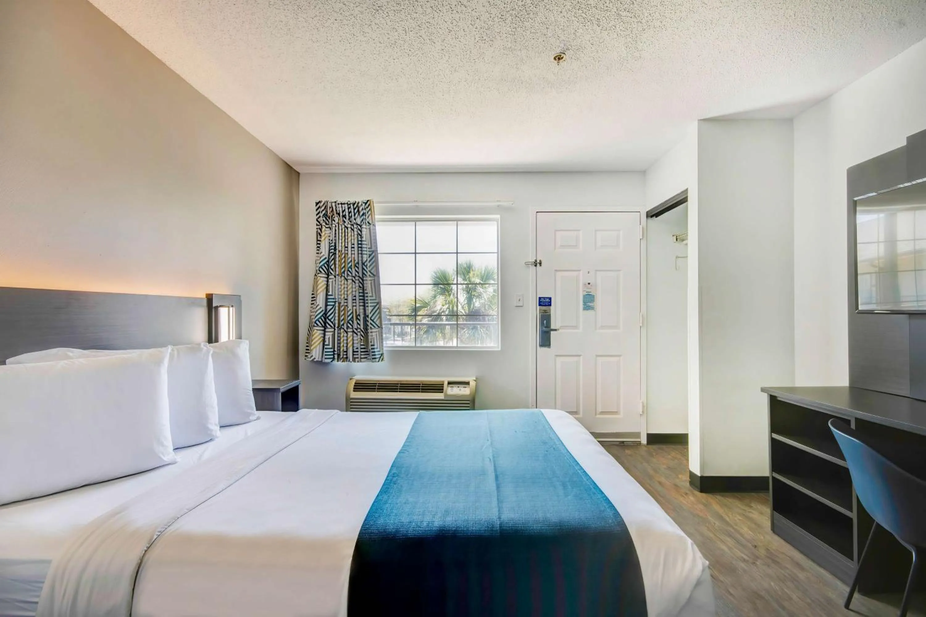 Bedroom, Bed in Studio 6-Ocean Springs, MS