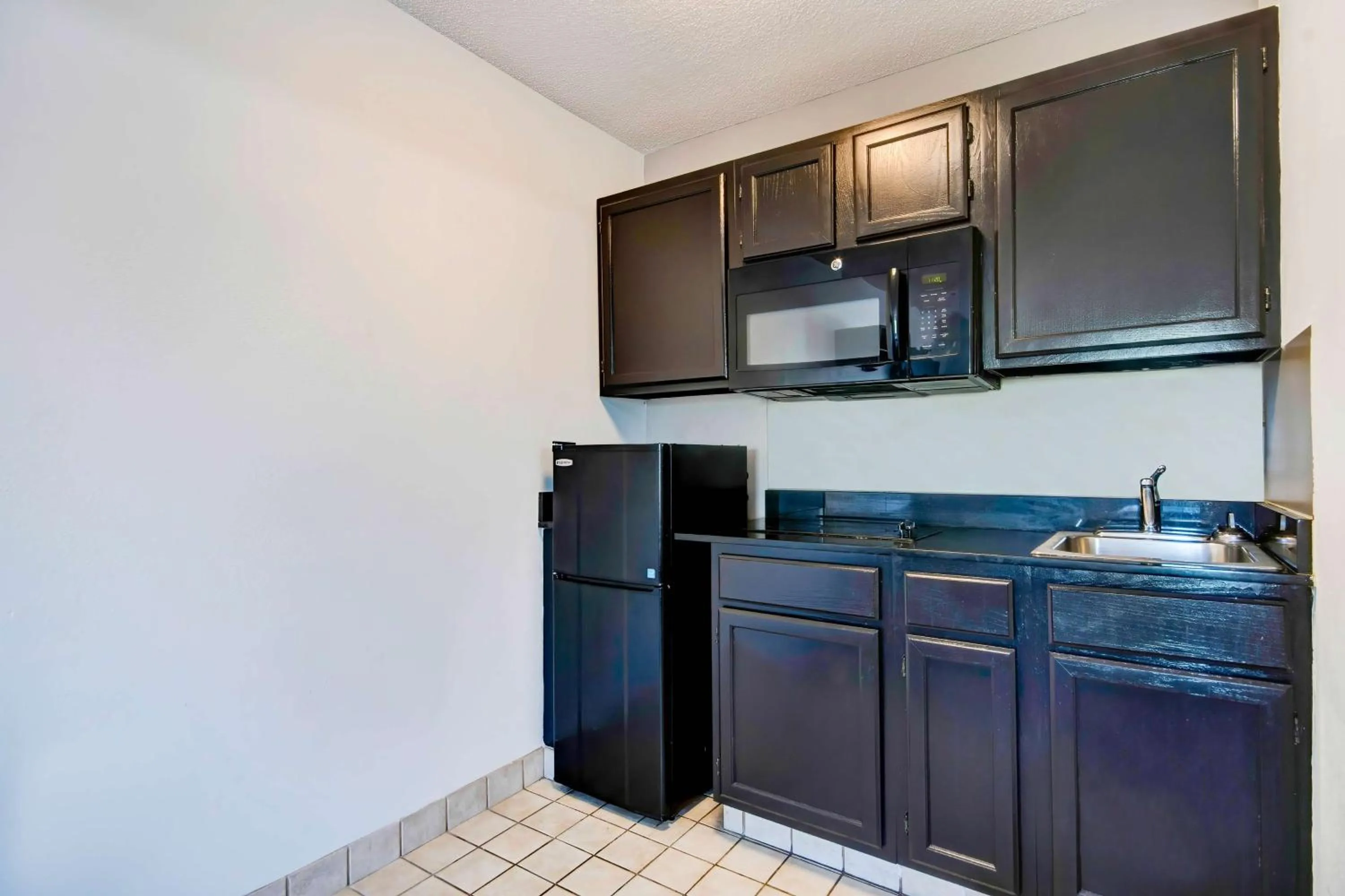 Kitchen or kitchenette in Studio 6-Ocean Springs, MS