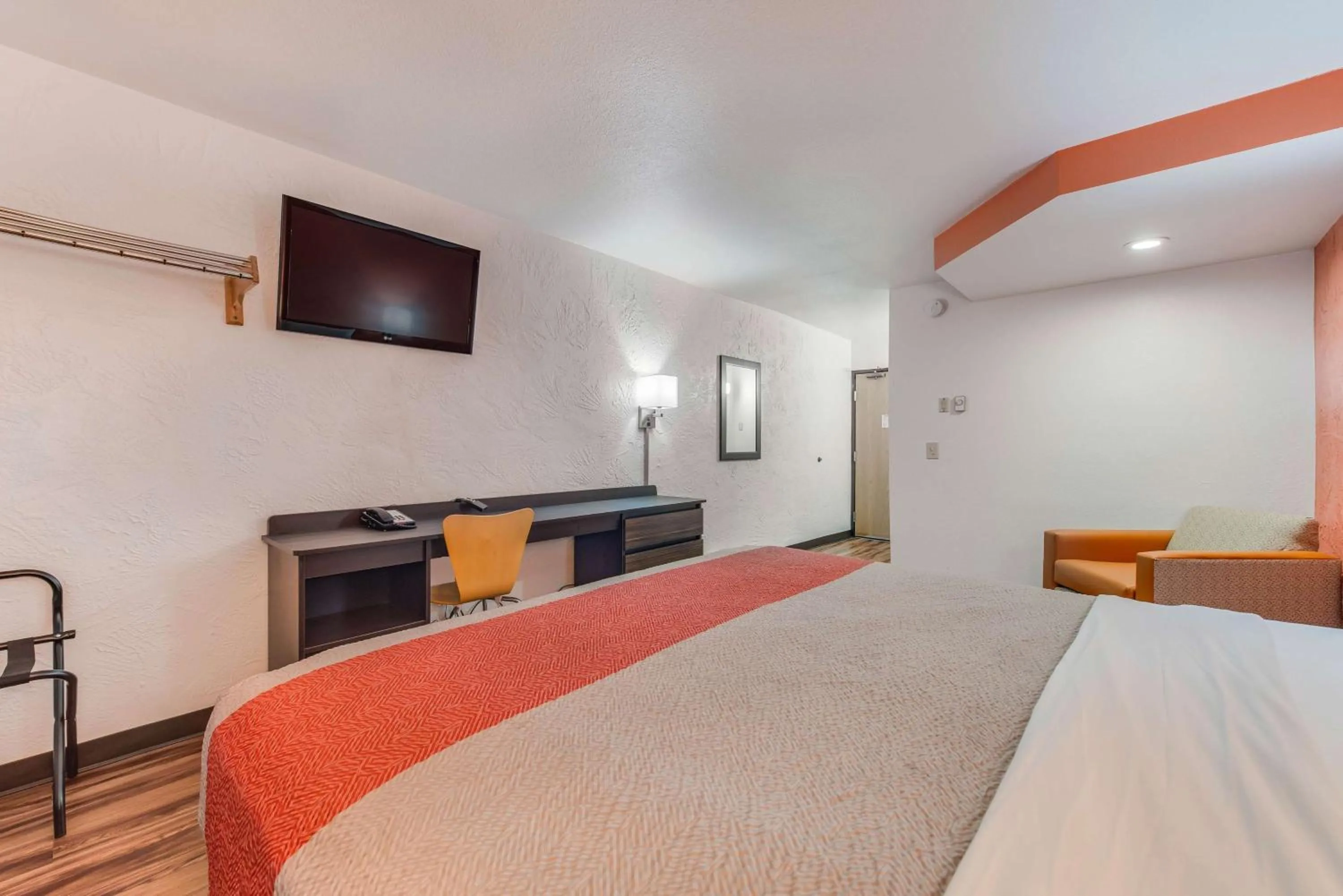 Photo of the whole room, Bed in Motel 6-Saint Paul, MN - I-94