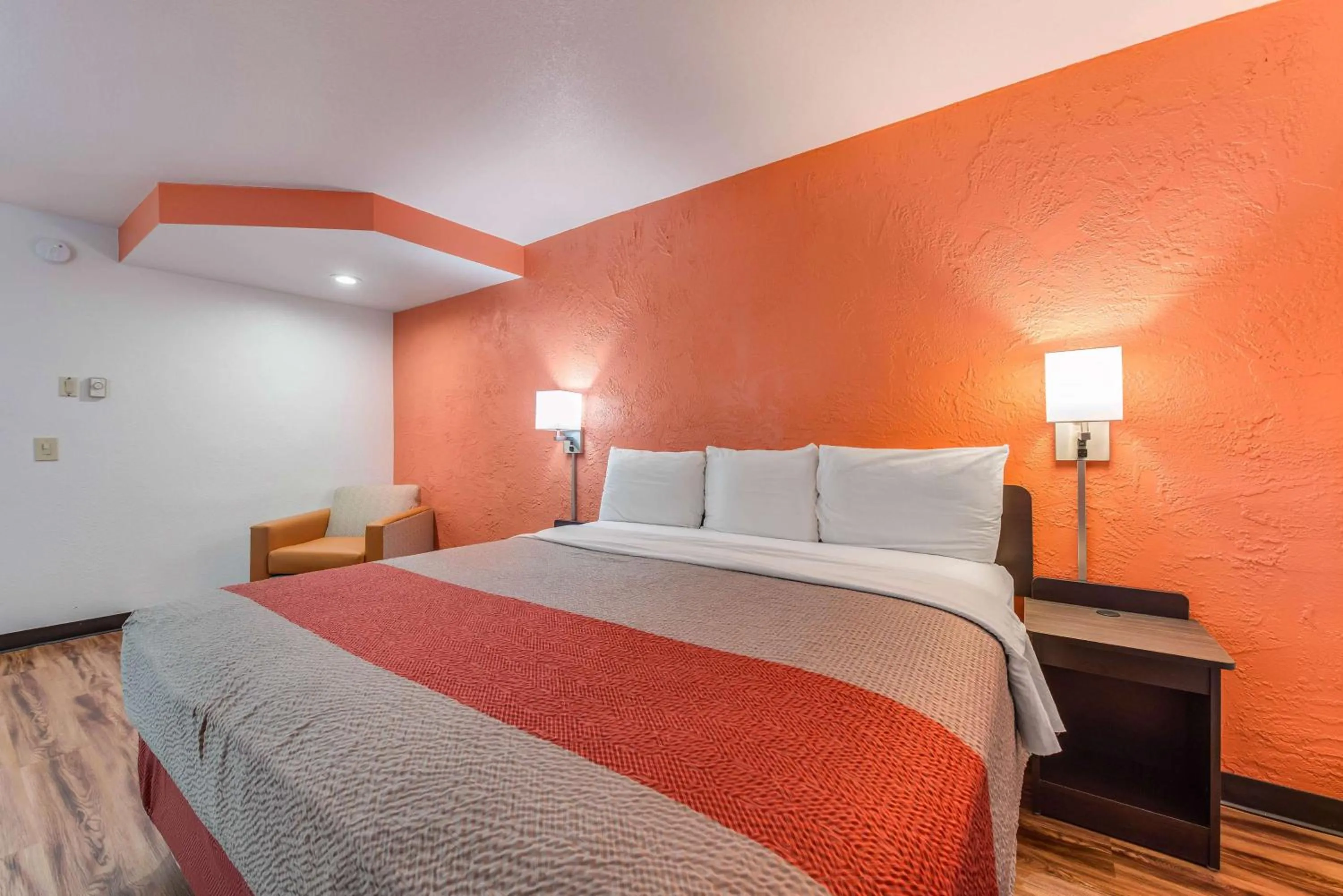 Photo of the whole room, Bed in Motel 6-Saint Paul, MN - I-94