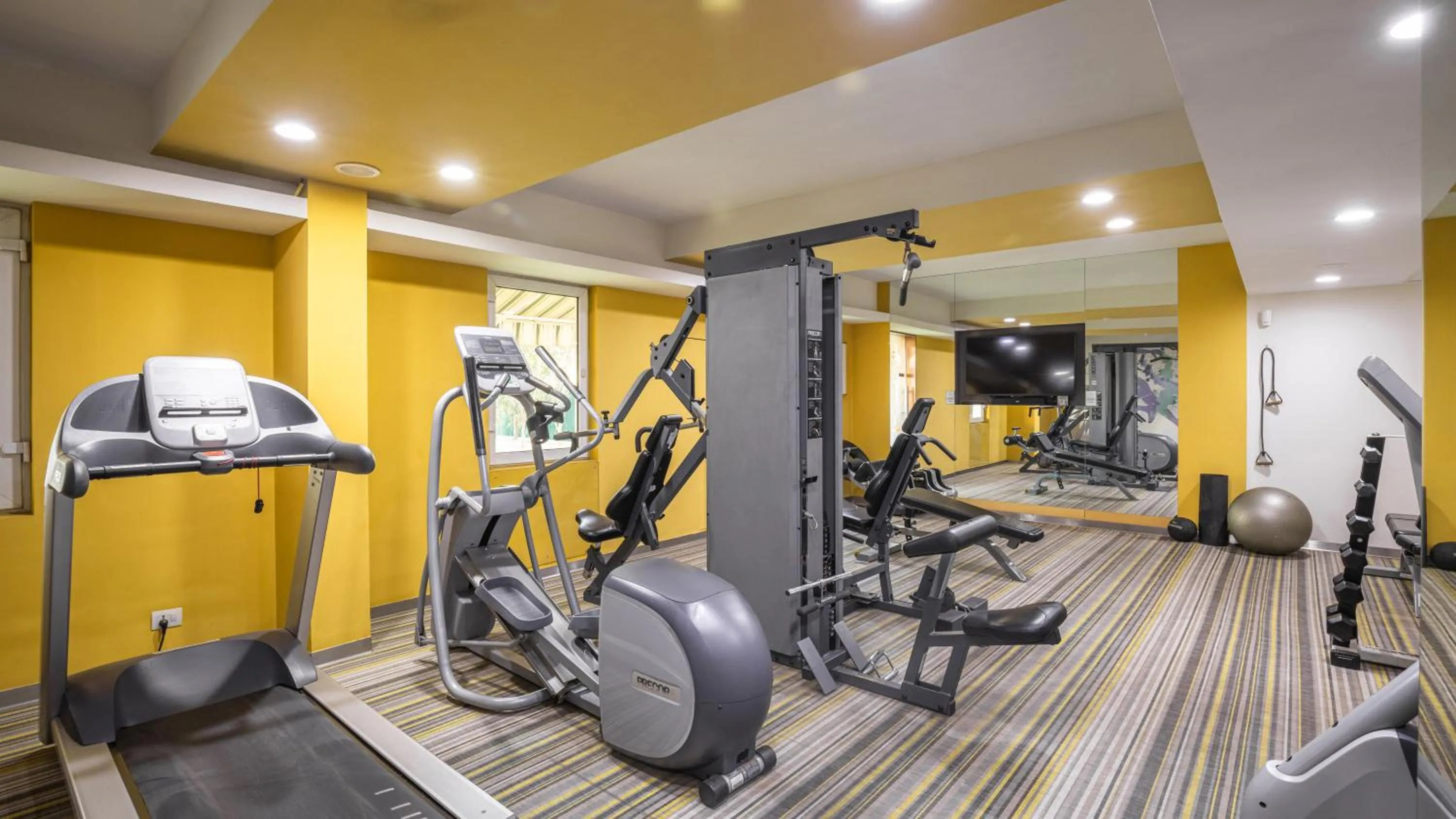 Fitness centre/facilities in ibis Gurgaon Golf Course Road - An Accor Brand