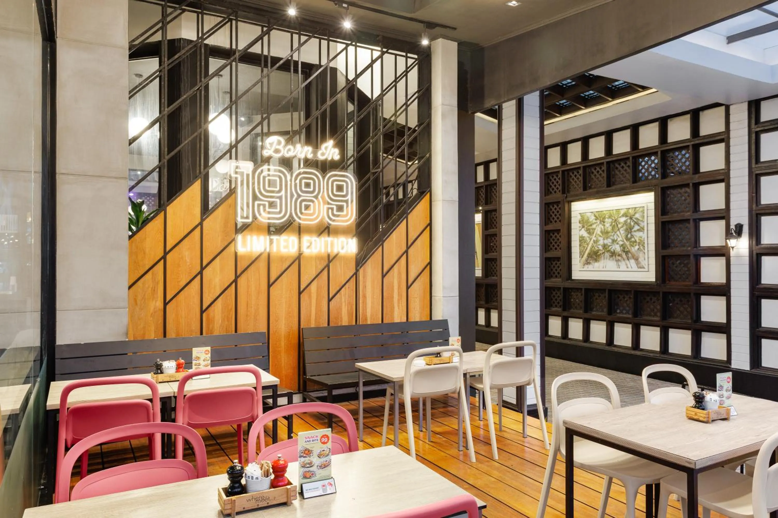 Restaurant/places to eat in Days Inn by Wyndham Patong Beach