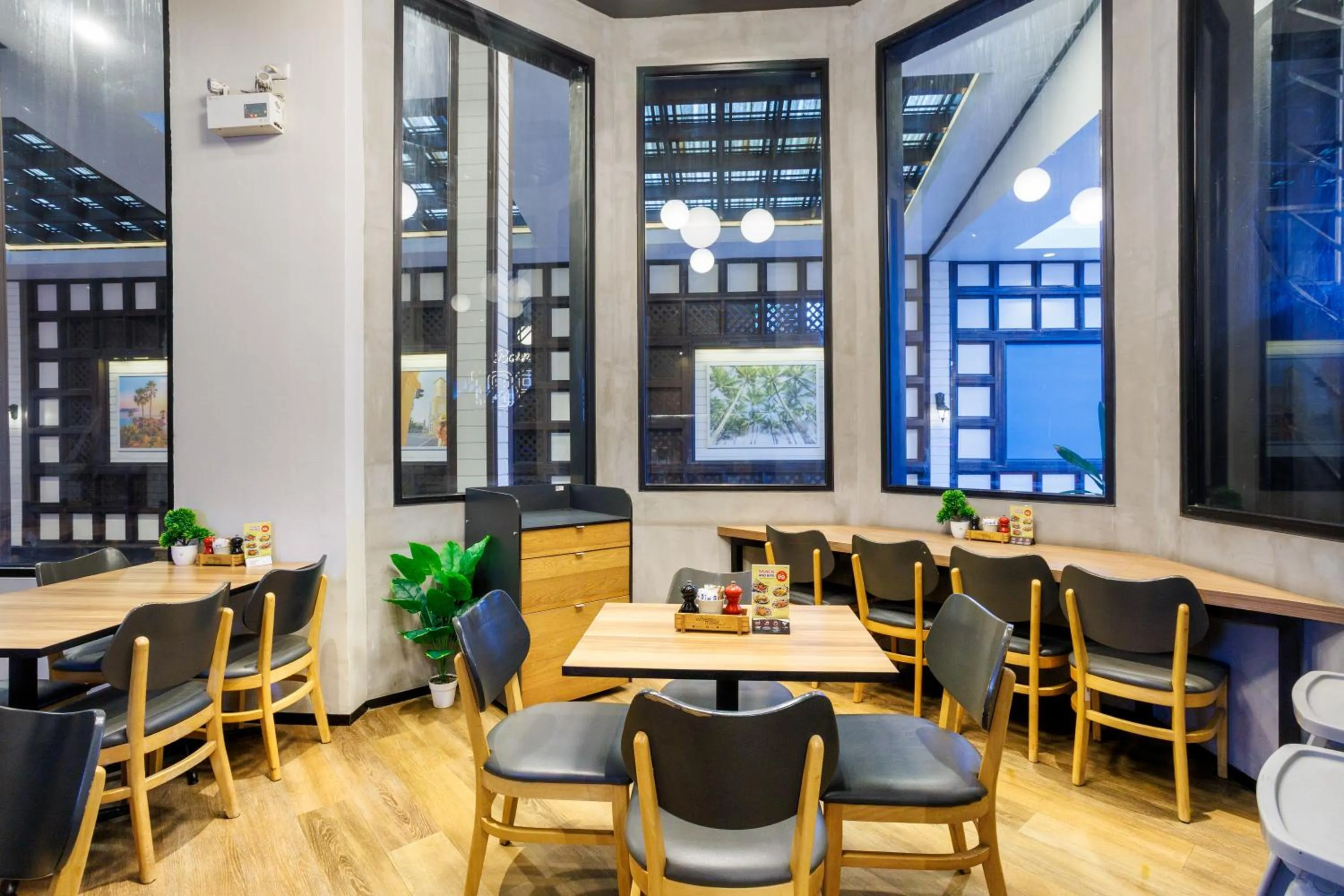 Restaurant/places to eat in Days Inn by Wyndham Patong Beach